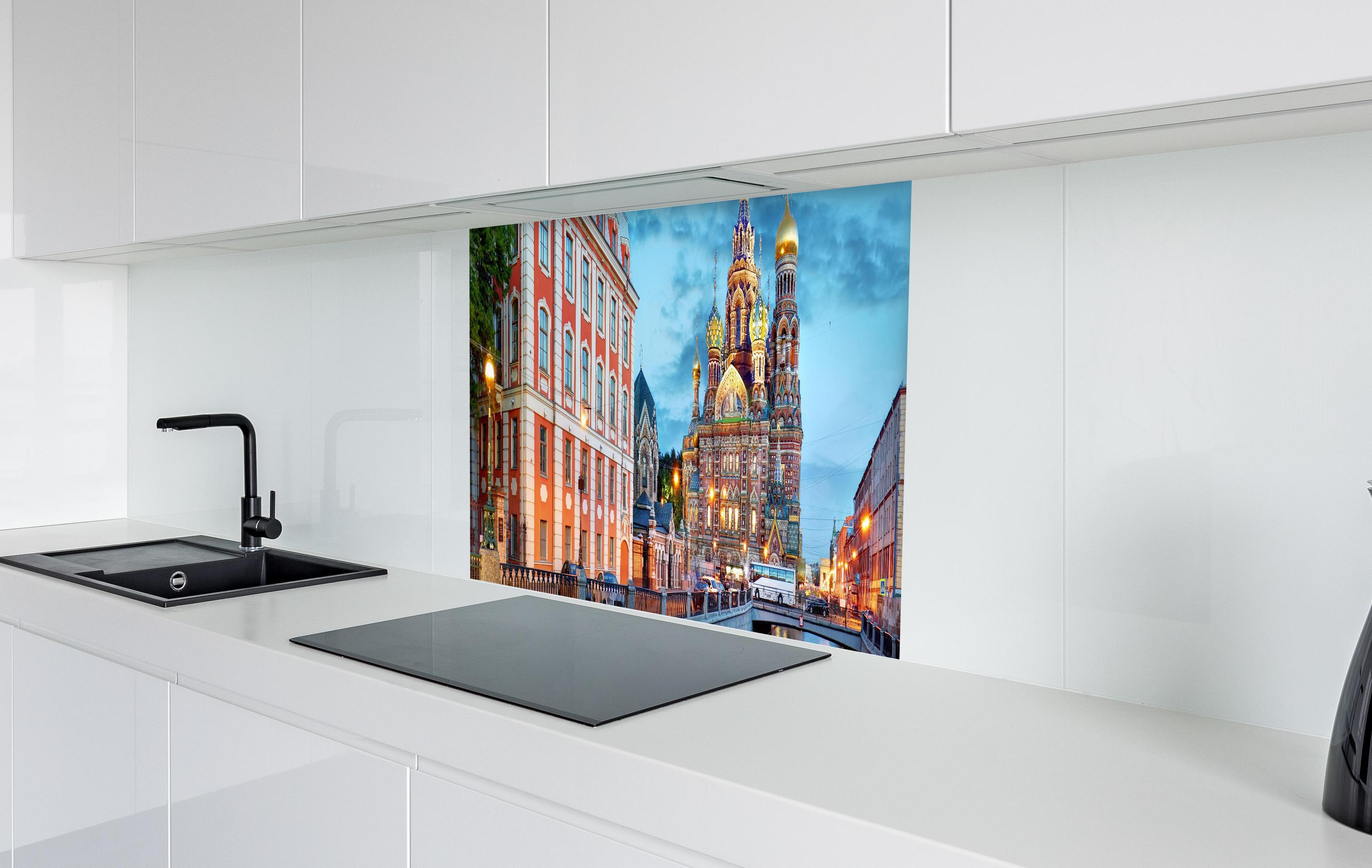 Spritzschutz - Spritzschutz - St. Petersburg Blutskirche bei Nacht in weißer Hochglanz-Küche hinter einem Cerankochfeld