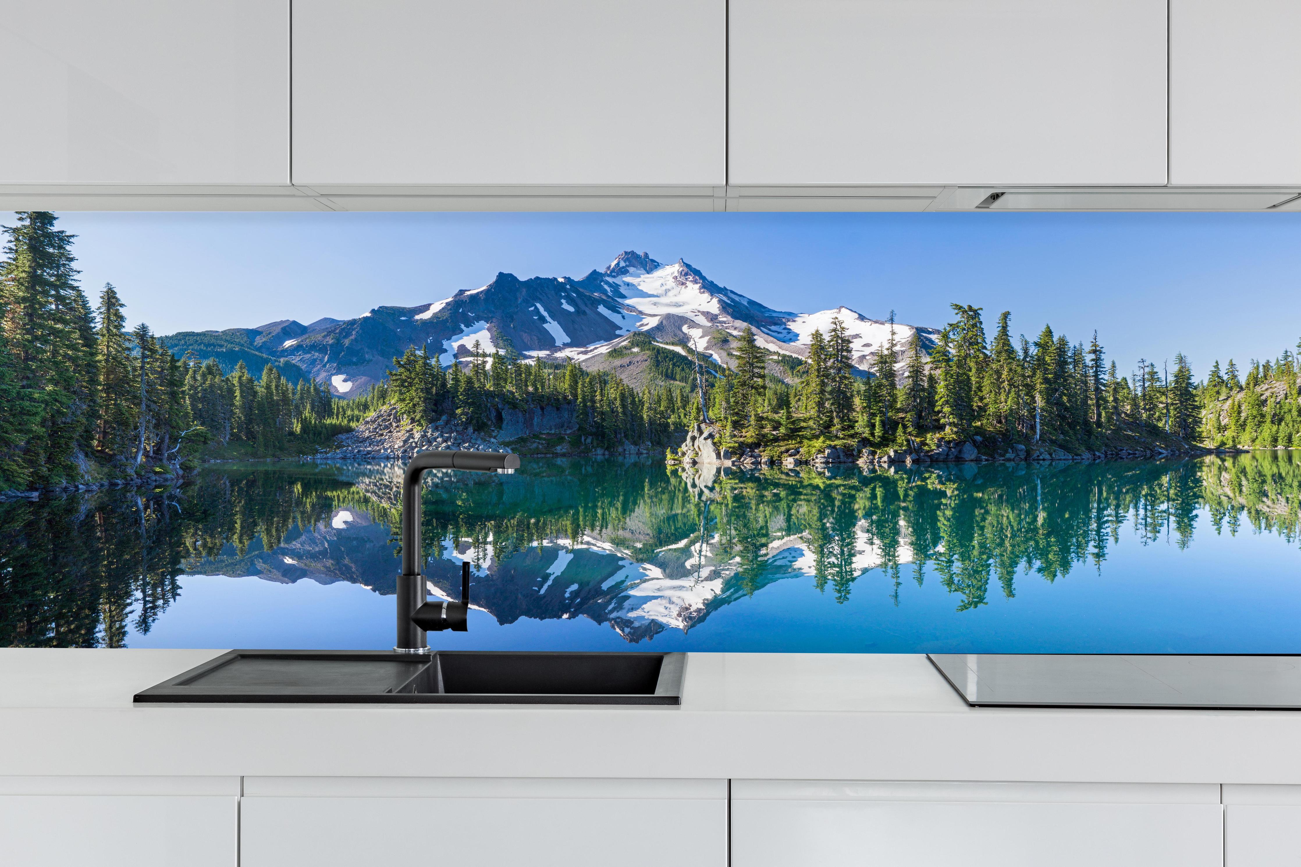 Küche - Jefferson Park spiegelnd im Morgenlicht hinter weißen Hochglanz-Küchenregalen und schwarzem Wasserhahn