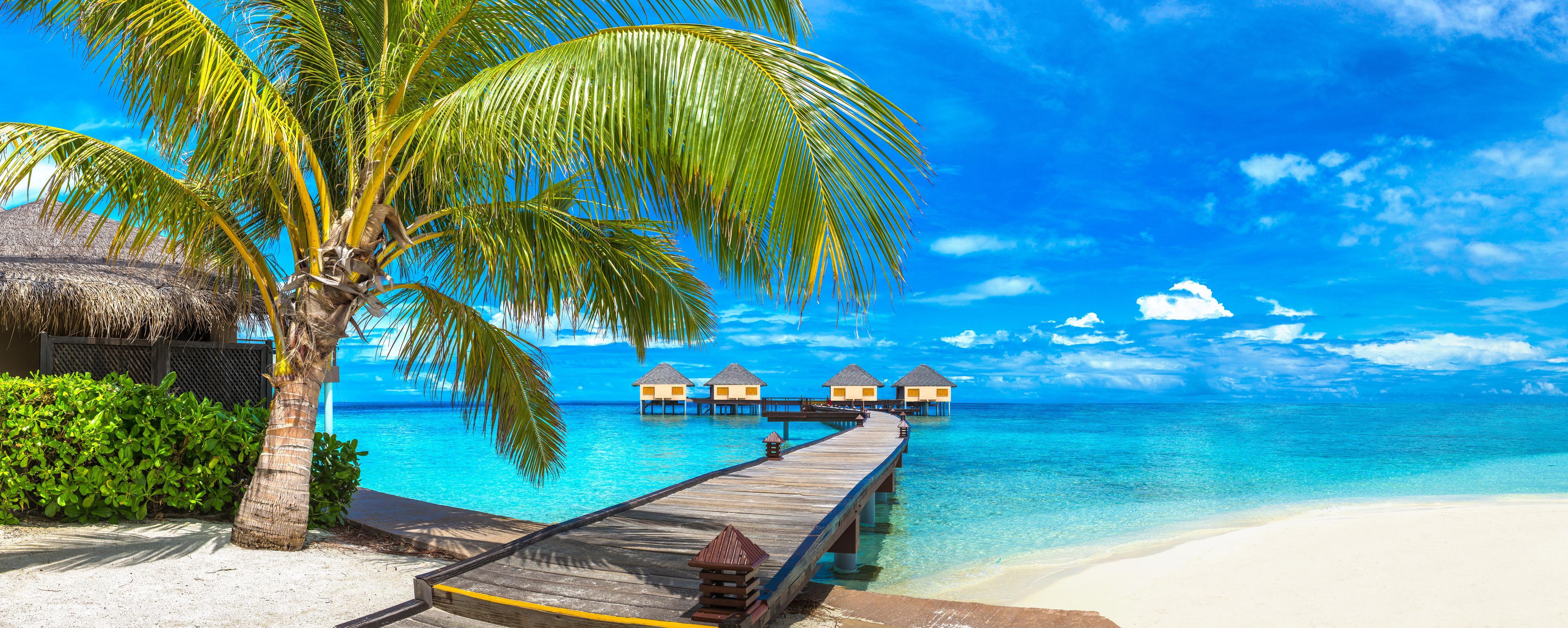 Spritzschutz - Bungalows auf den Malediven bei Tag