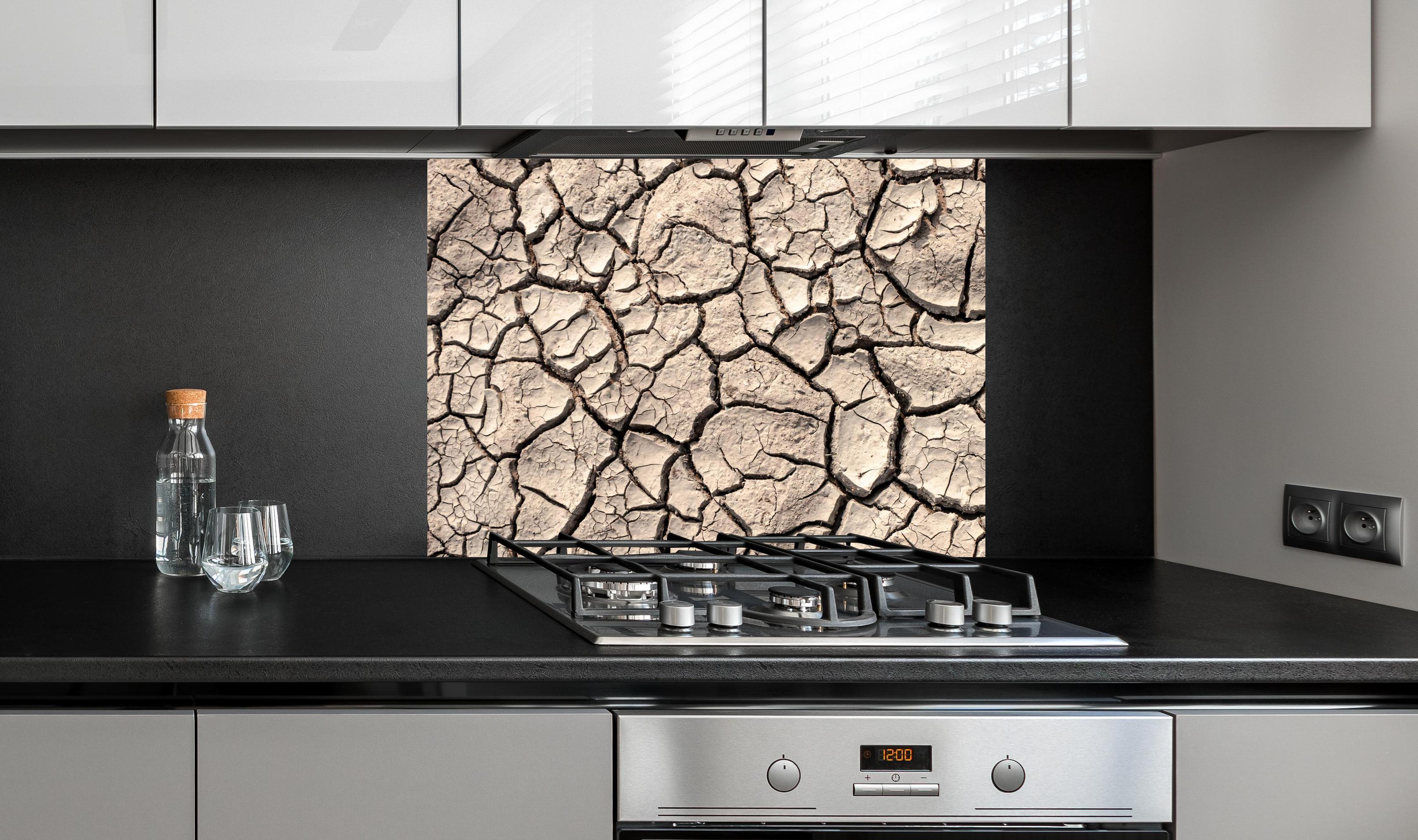 Spritzschutz - Bodenrisse auf Trockenem Boden