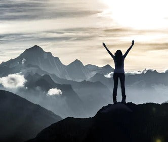 Küchenrückwand - Bergsteigerin am Gipfel