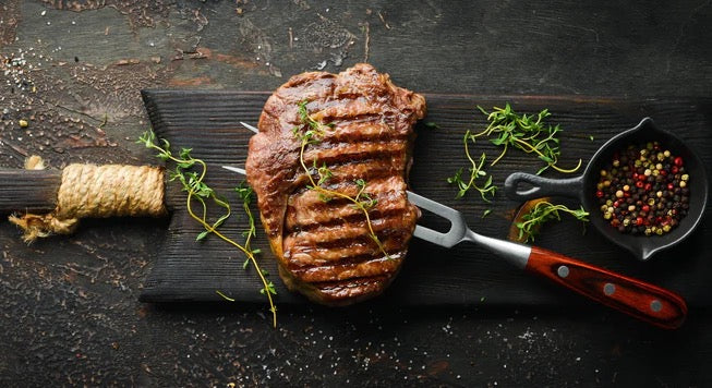 Küchenrückwand - Gegrilltes Ribeye auf Holzplatte