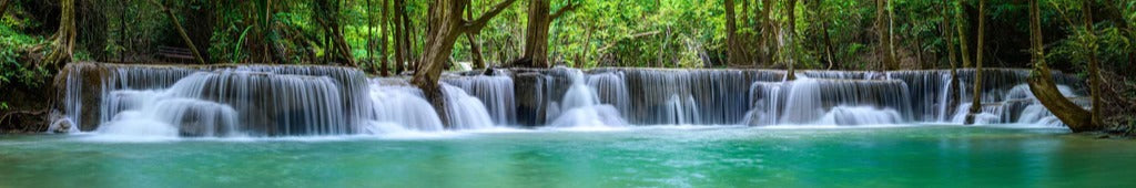 Küchenrückwand - Wasserfall tief im tropischen Wald