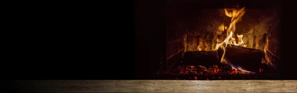 Küchenrückwand - Kaminfeuer vor Holztisch