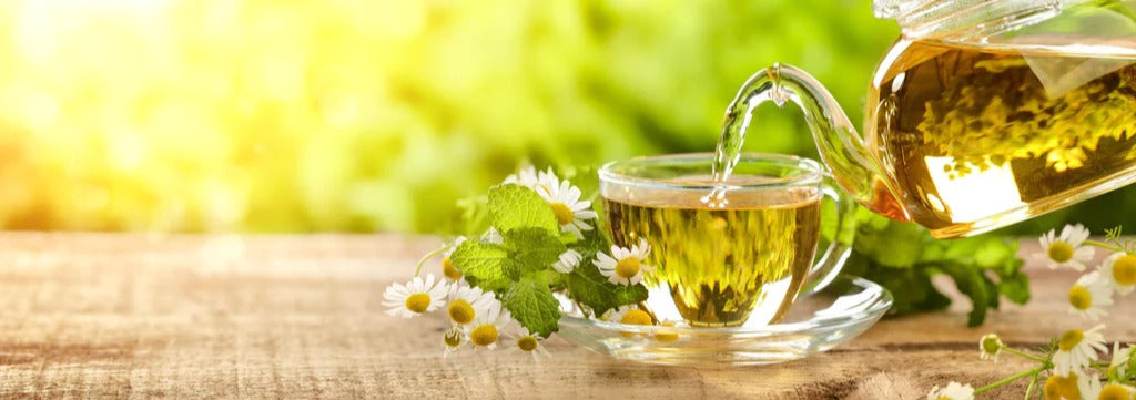 Küchenrückwand - Tee aus der Teekanne