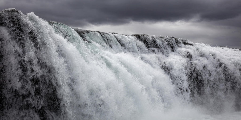 Küchenrückwand - Dunkler Wasserfall
