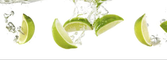 Küchenrückwand - Frische Limette in Wasser
