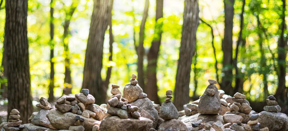 Küchenrückwand - Gestapelte Steine mit Waldhintergrund