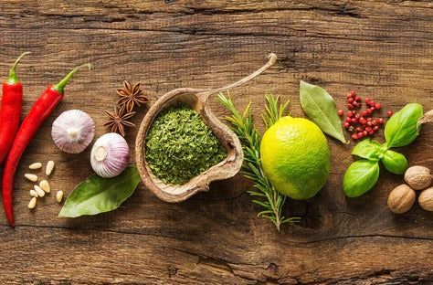 Spritzschutz - Kräuter & Gewürze auf Holz