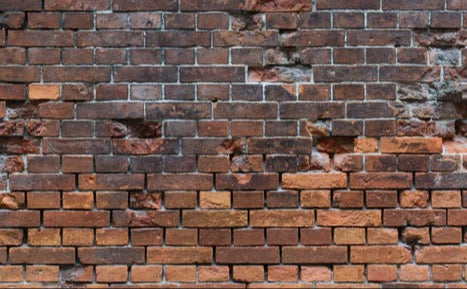 Spritzschutz - Braune Kapute Ziegelsteinwand