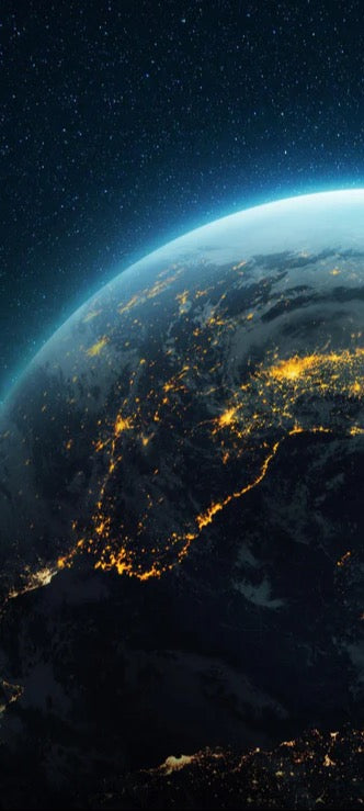 Duschrückwand - Globus mit nächtlichen gelben Lichtern der Megastädte