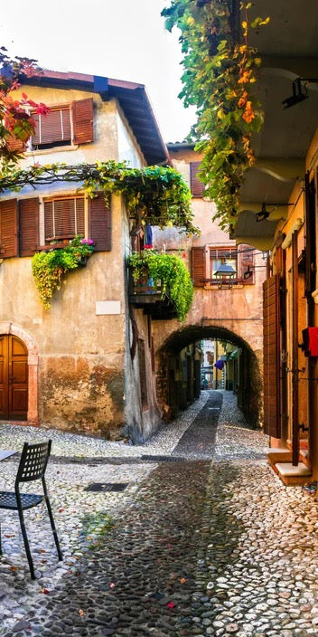 Duschrückwand - Bezaubernde alte Gasse in Malcesine