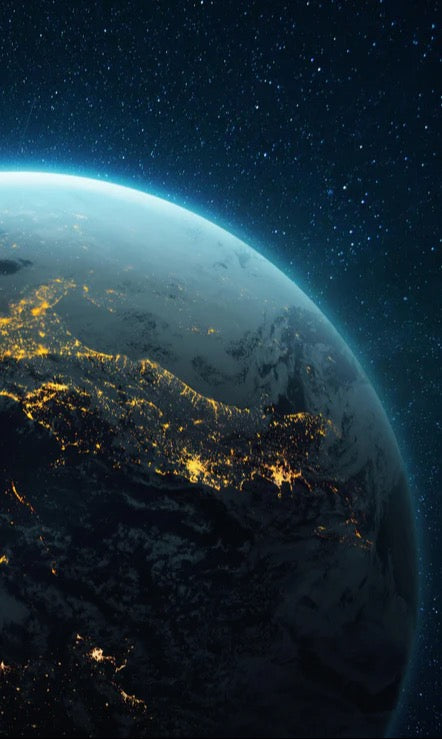 Duschrückwand - Globus mit nächtlichen gelben Lichtern der Megastädte