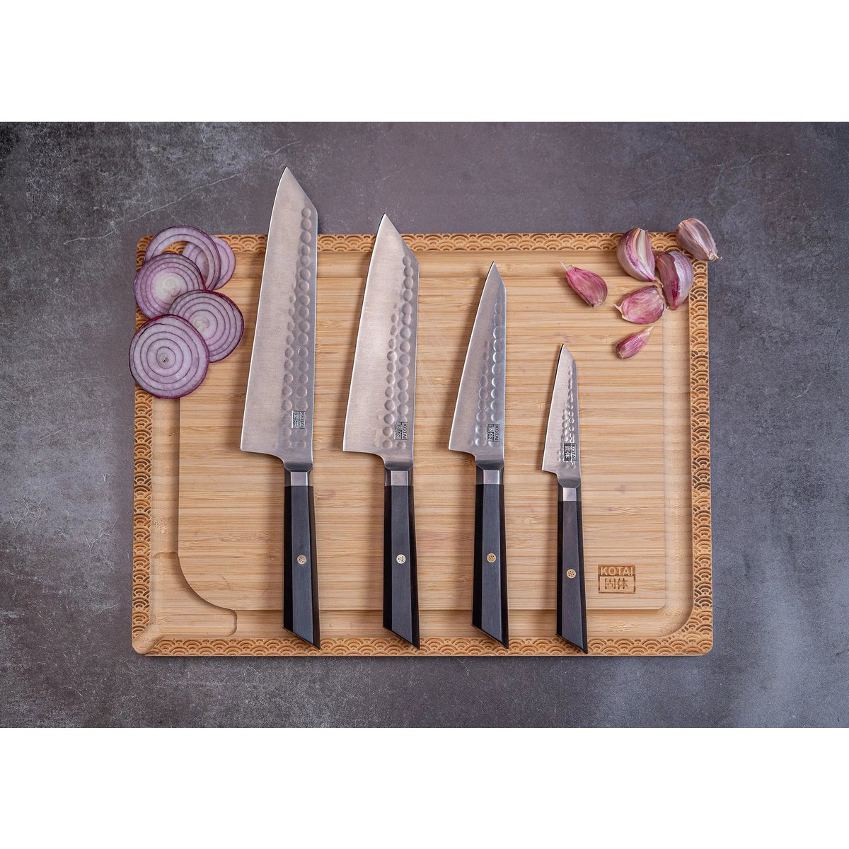 Set aus Messern und Küchenzubehör – Bunka Complete Set Deluxe (C): 4 Messer (Bunka Schälmesser + Bunka Petty + Bunka Santoku + Kiritsuke) + 2 Zubehörteile (Rollmessertasche aus 100 % Baumwolle + Wetzstahl)