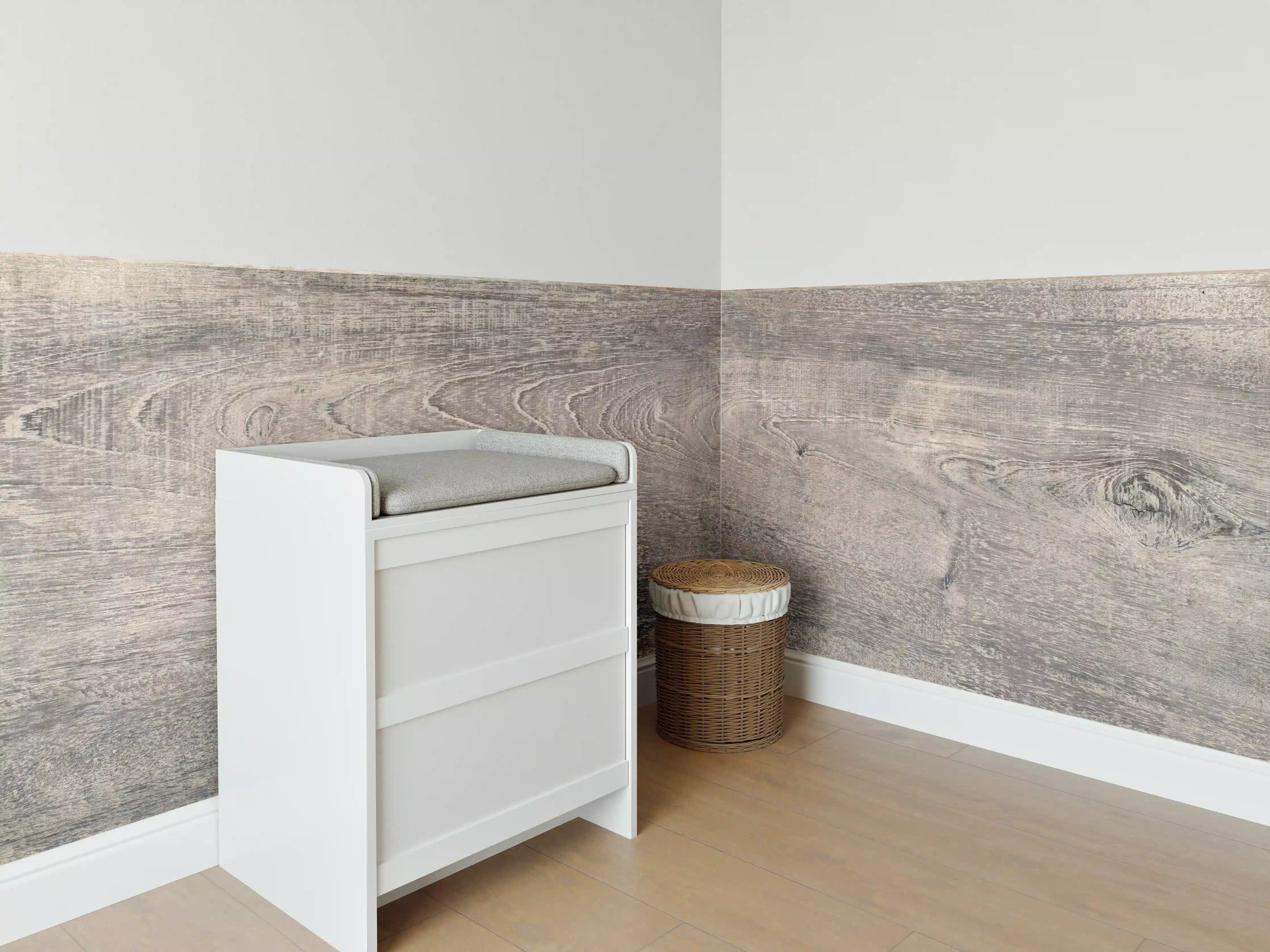 Babyzimmer Wandgestaltung -  Lange Grau-Bräunliche Holzplatte