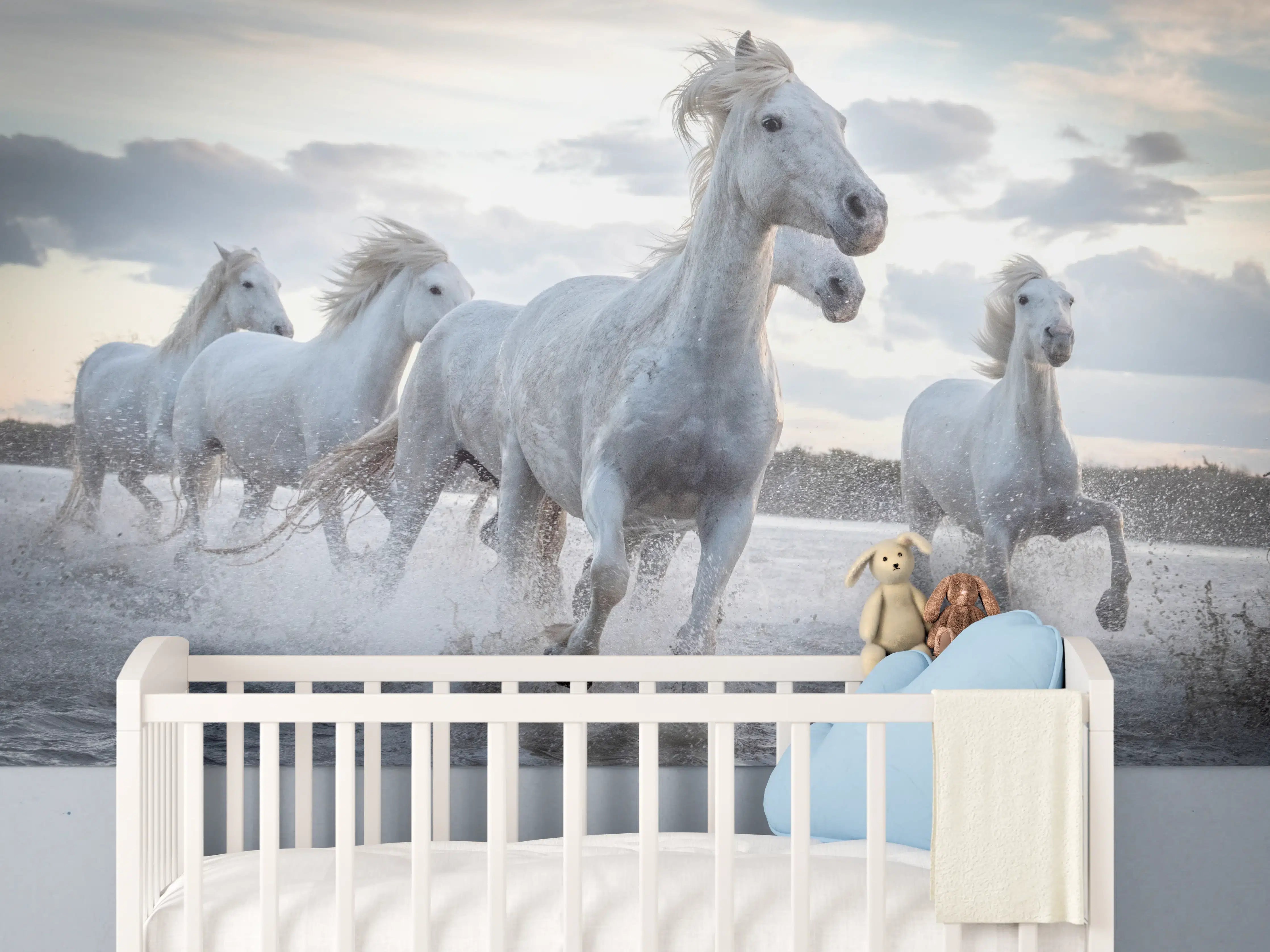 Babyzimmer Wandgestaltung -  lebhafte Pferdeherde in Camargue