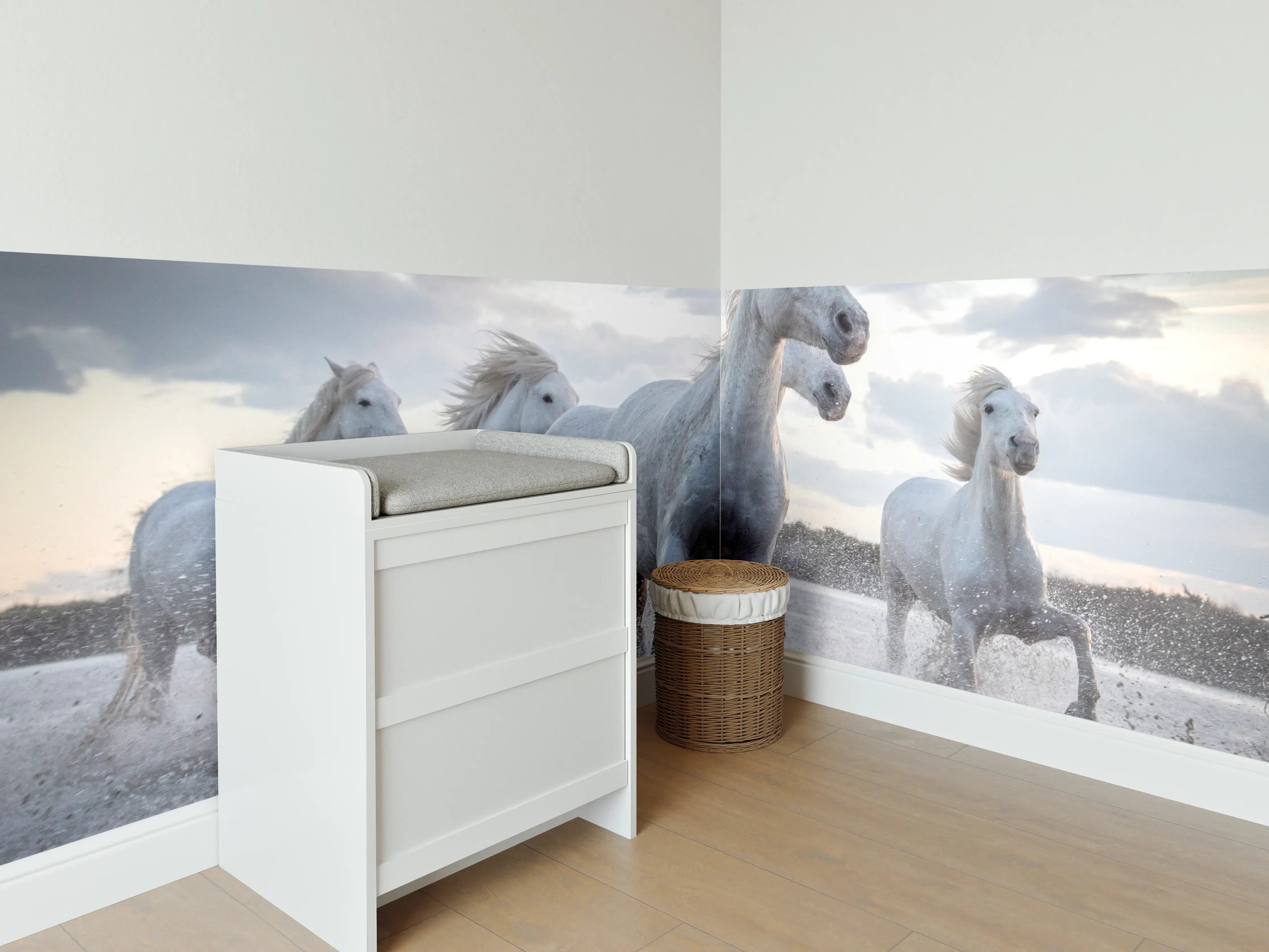 Babyzimmer Wandgestaltung -  lebhafte Pferdeherde in Camargue