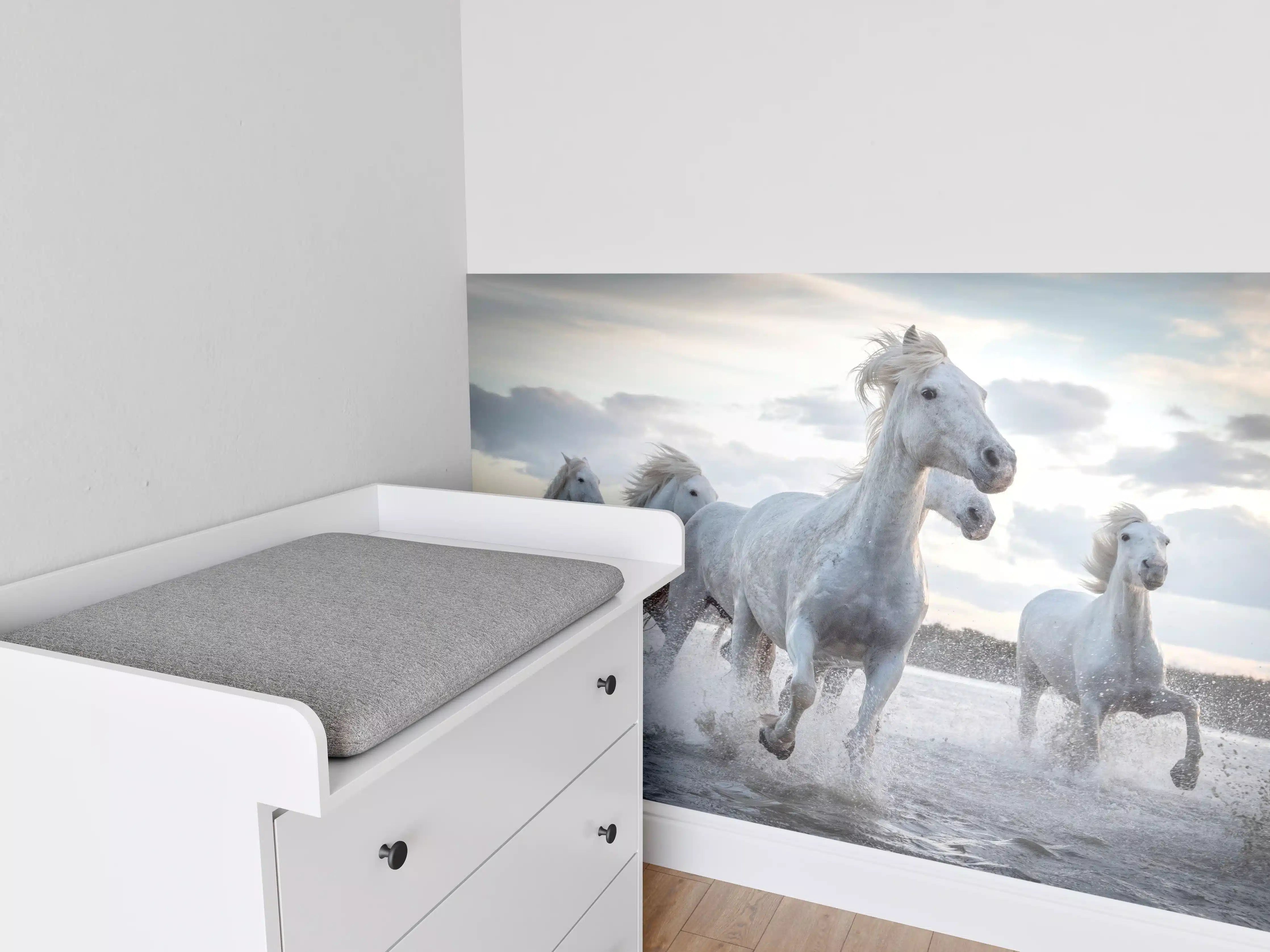 Babyzimmer Wandgestaltung -  lebhafte Pferdeherde in Camargue