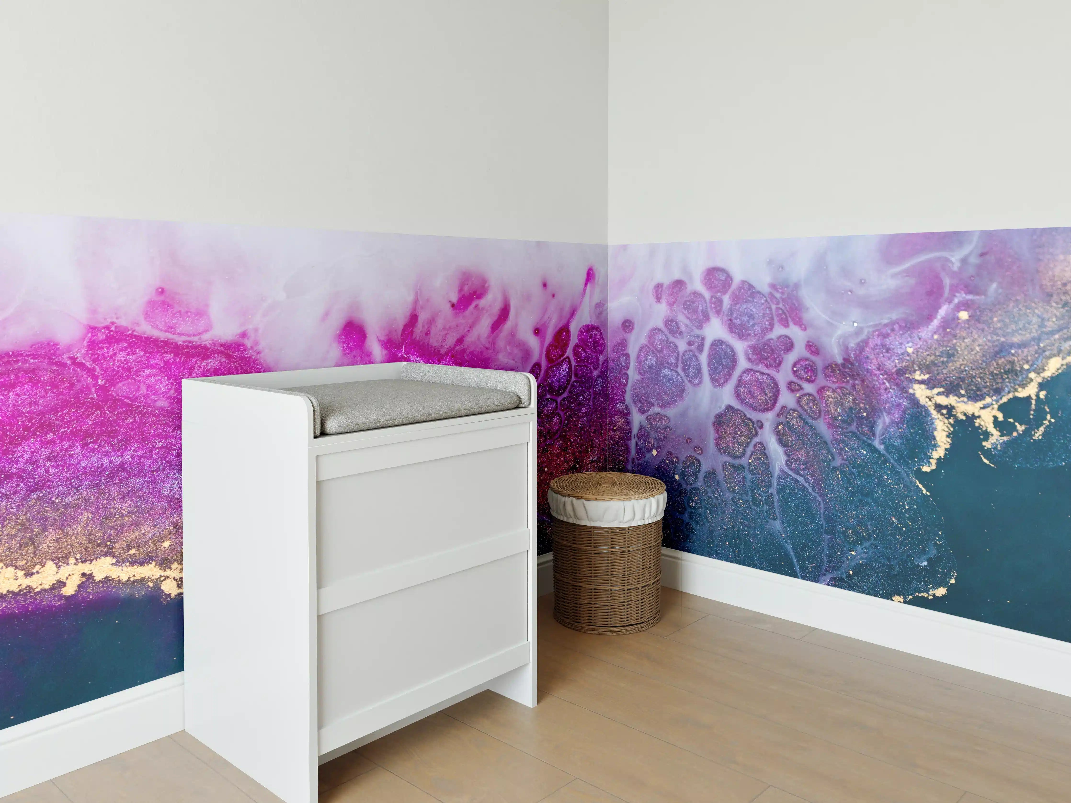 Babyzimmer Wandgestaltung - Abstrakte Kunst in Lila-Gold