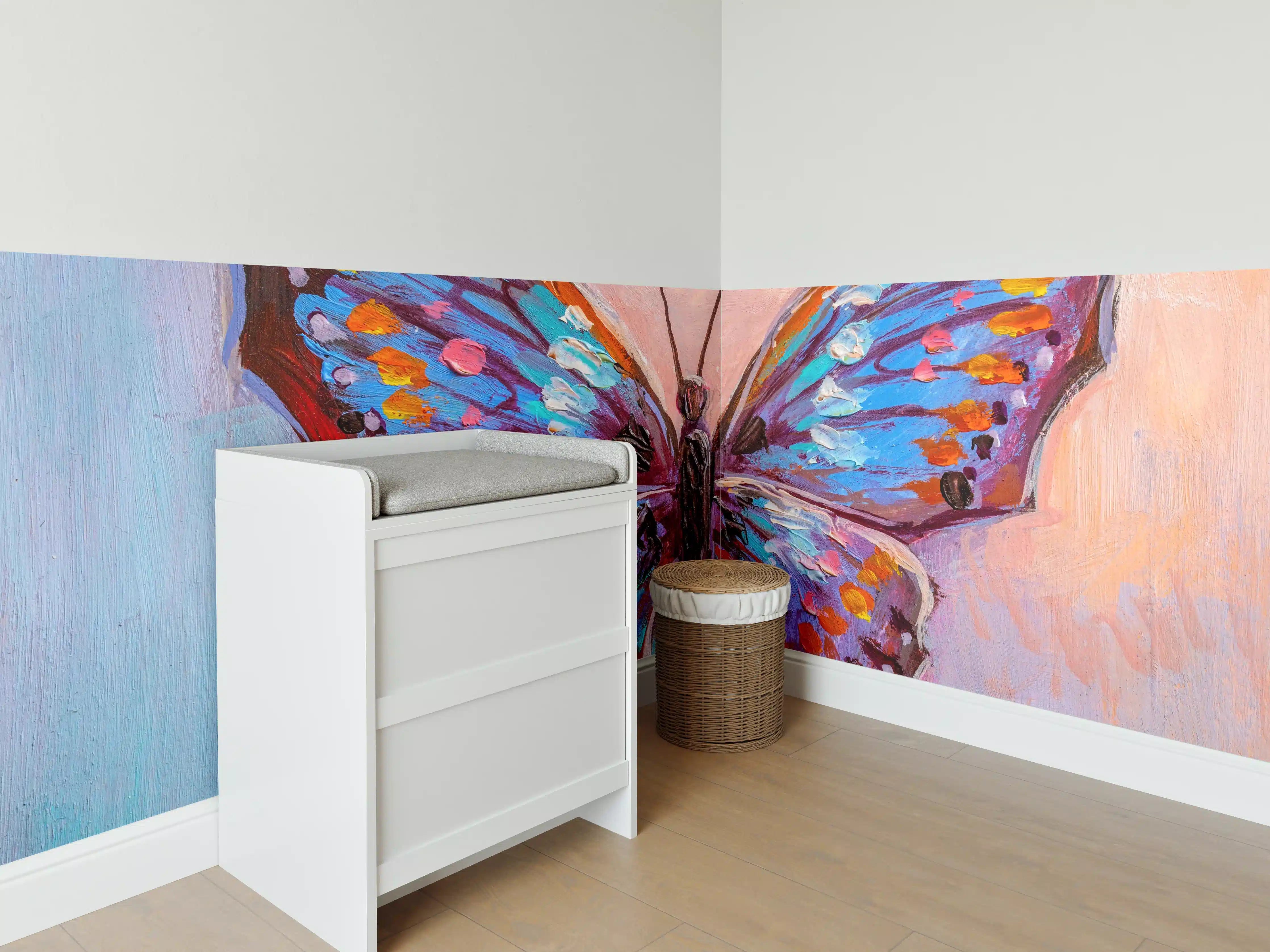 Babyzimmer Wandgestaltung - Abstrakte Malerei bunter Schmetterling