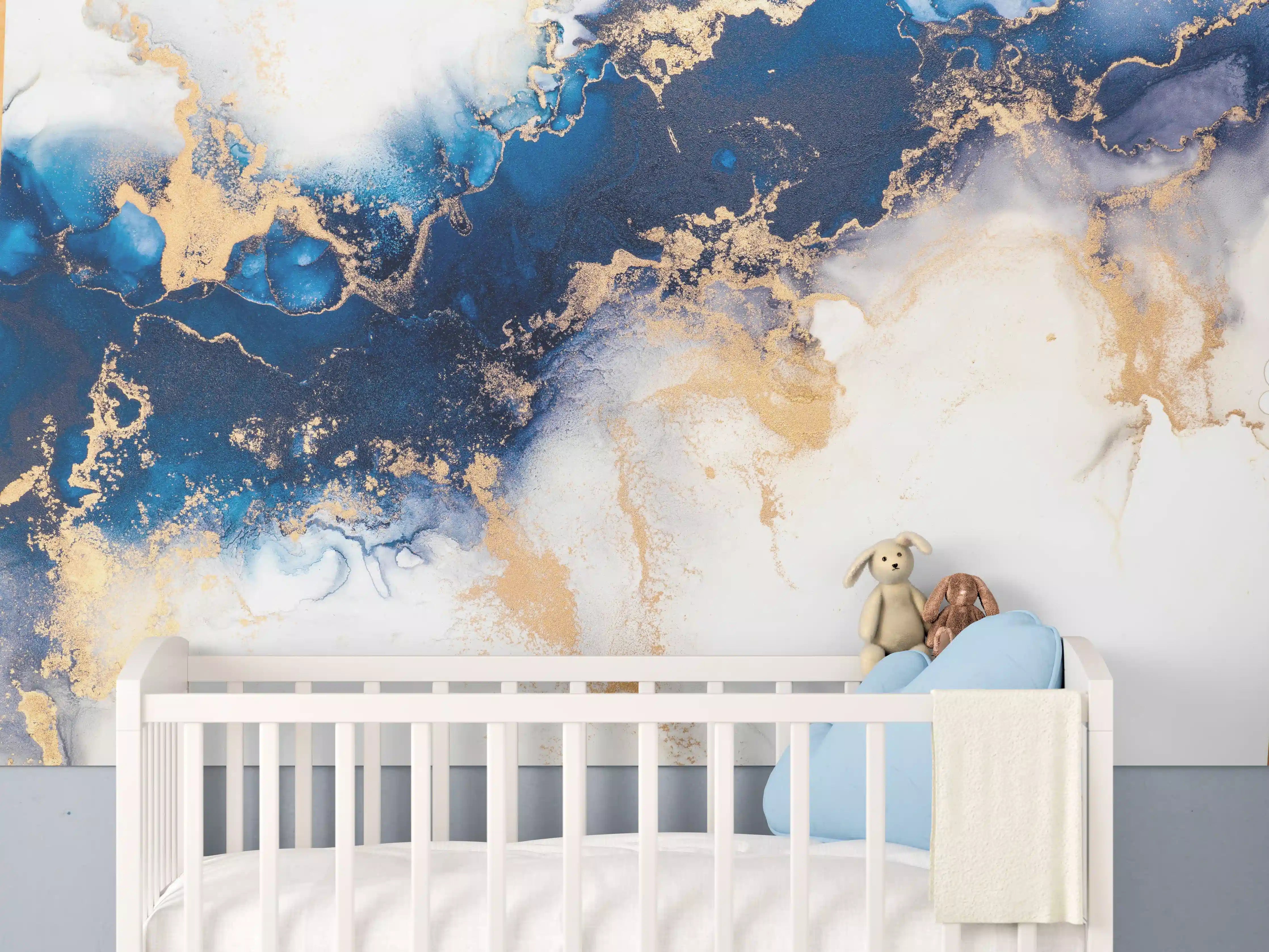 Babyzimmer Wandgestaltung - Abstrakte Marmortinte in Blau-Gold