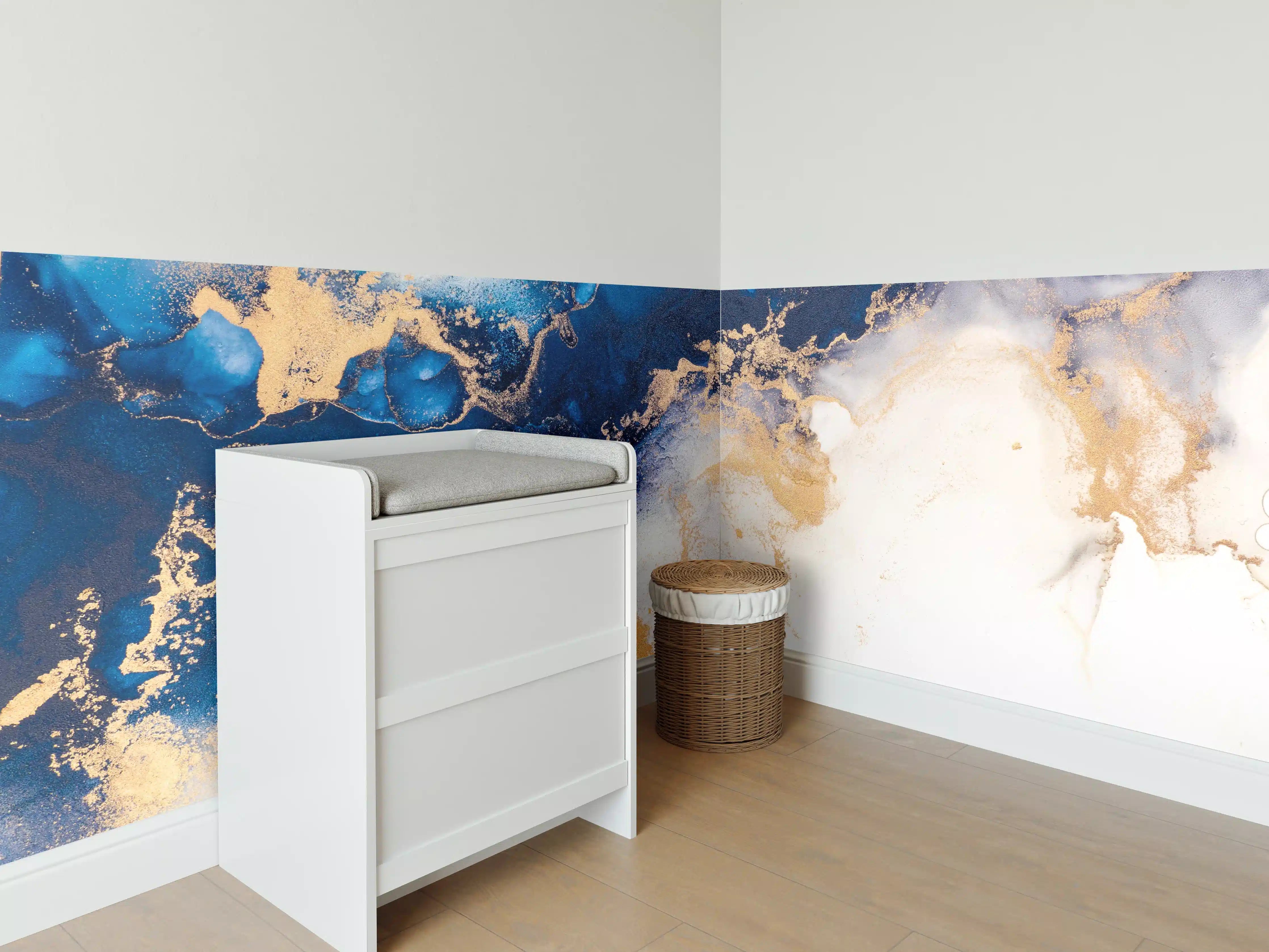 Babyzimmer Wandgestaltung - Abstrakte Marmortinte in Blau-Gold