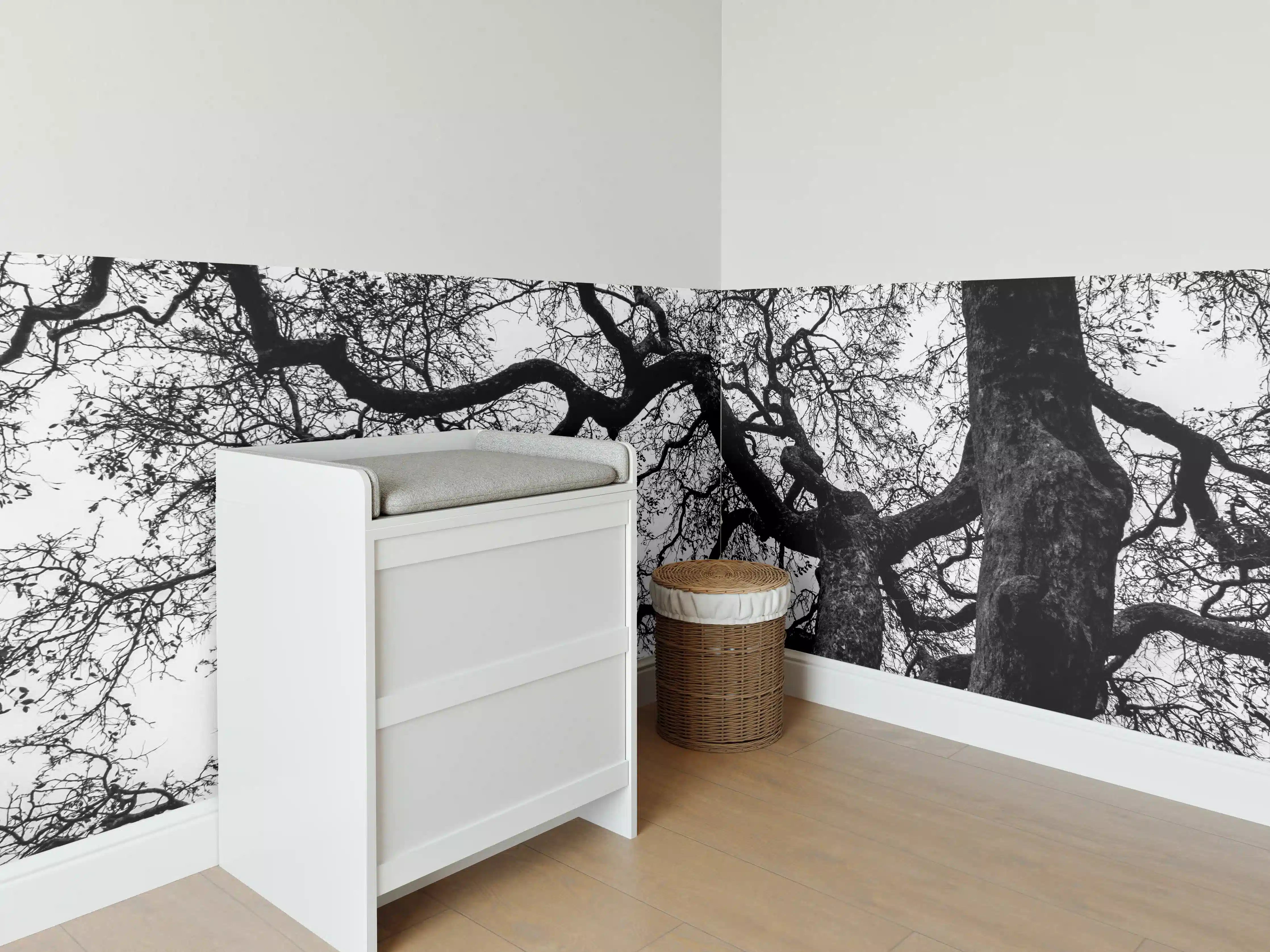 Babyzimmer Wandgestaltung - Abstrakte Schwarz-Weiß Baumäste