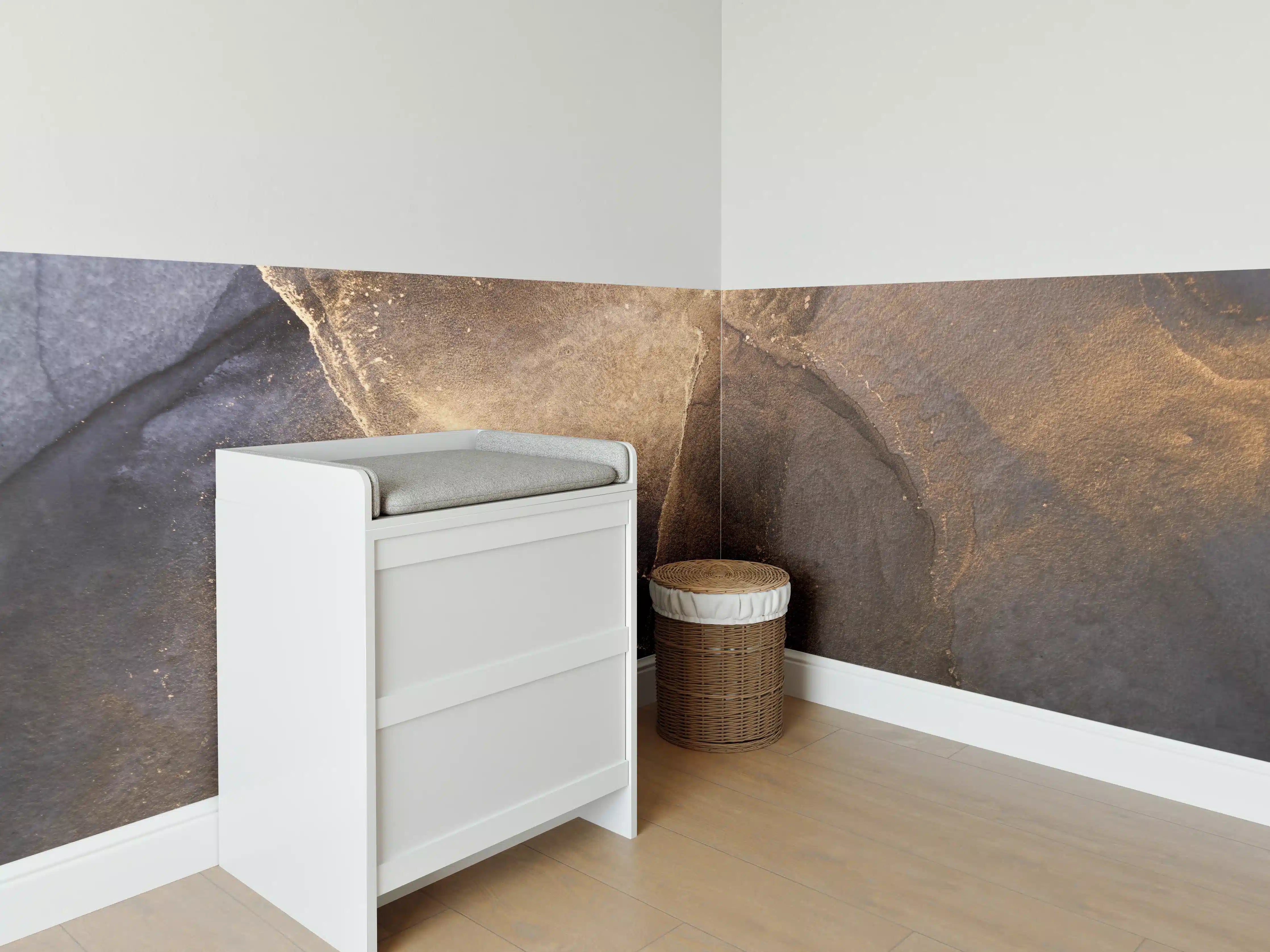 Babyzimmer Wandgestaltung - Abstrakte dunkle Tinte mit Goldelementen