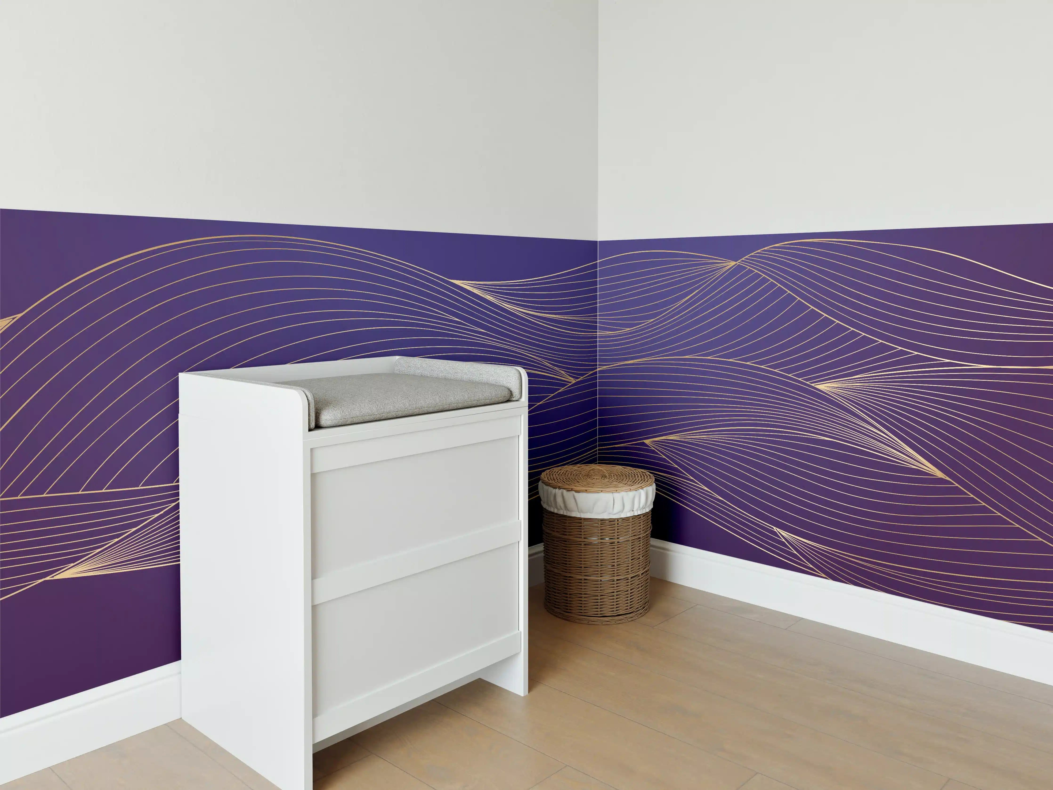 Babyzimmer Wandgestaltung - Abstrakte lila Wellenlinien Kunst