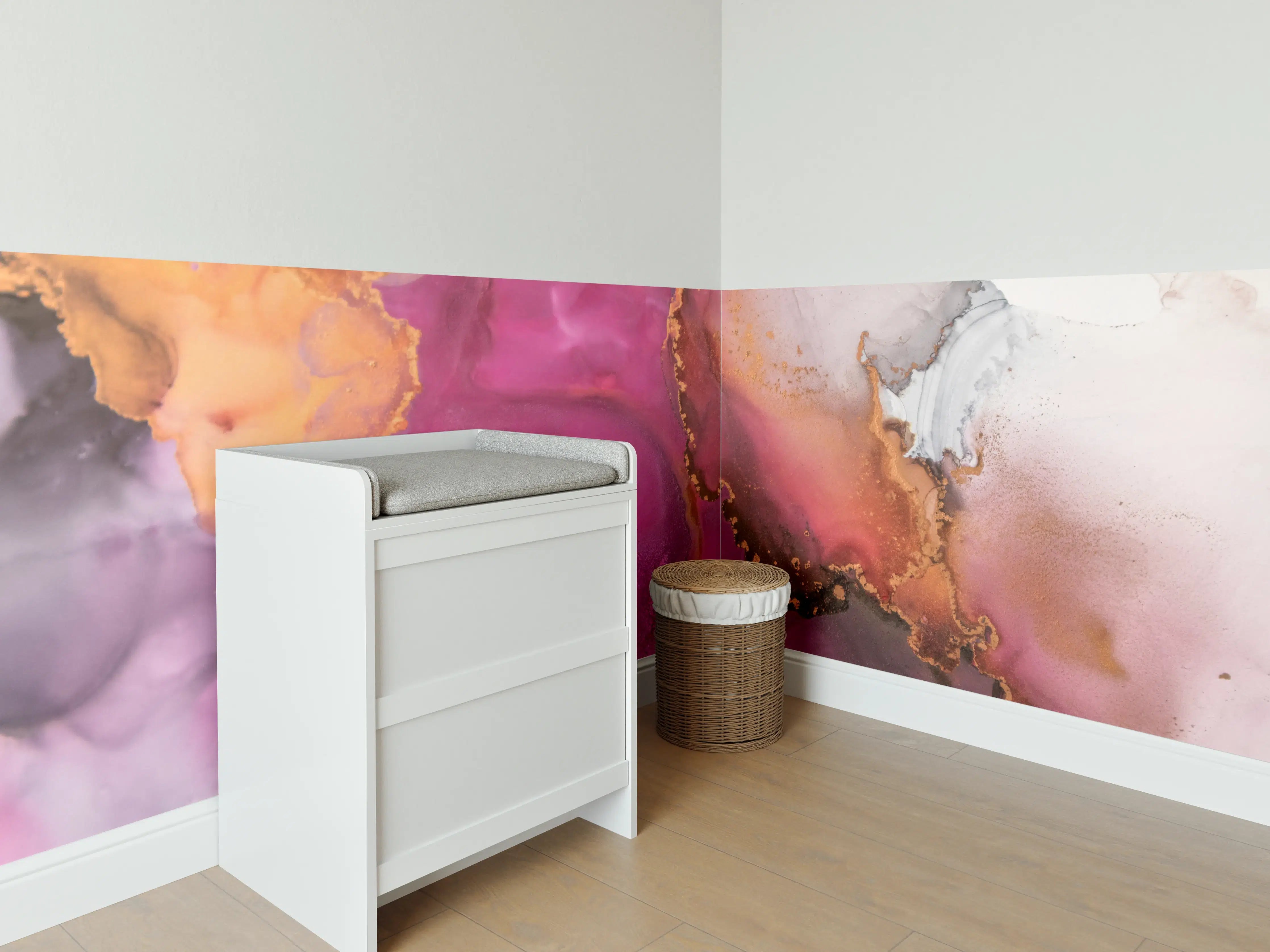 Babyzimmer Wandgestaltung - Abstrakte pinke Tinte mit Goldelementen