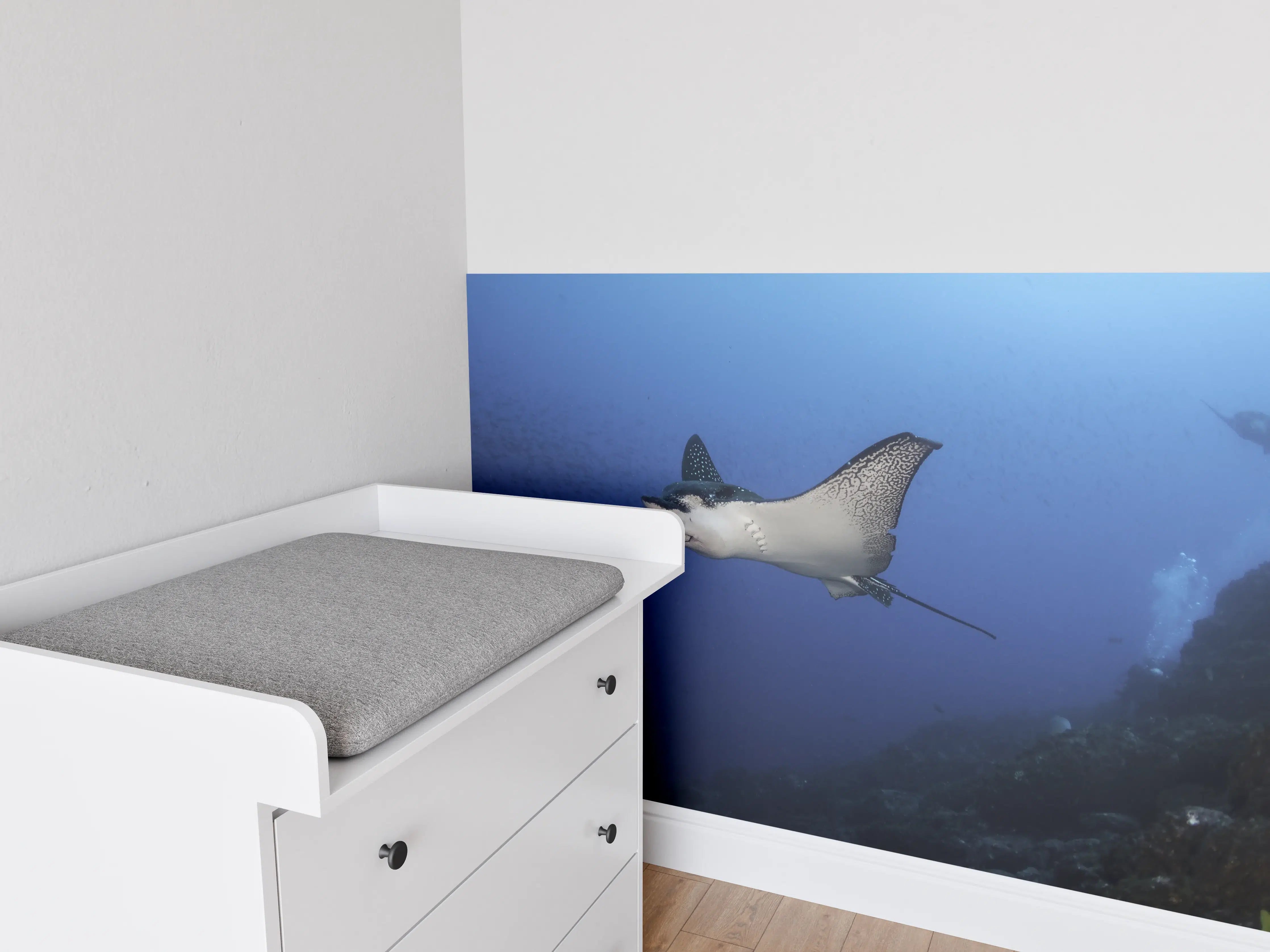 Babyzimmer Wandgestaltung - Adlerrochen schwimmt über dem Korallenriff