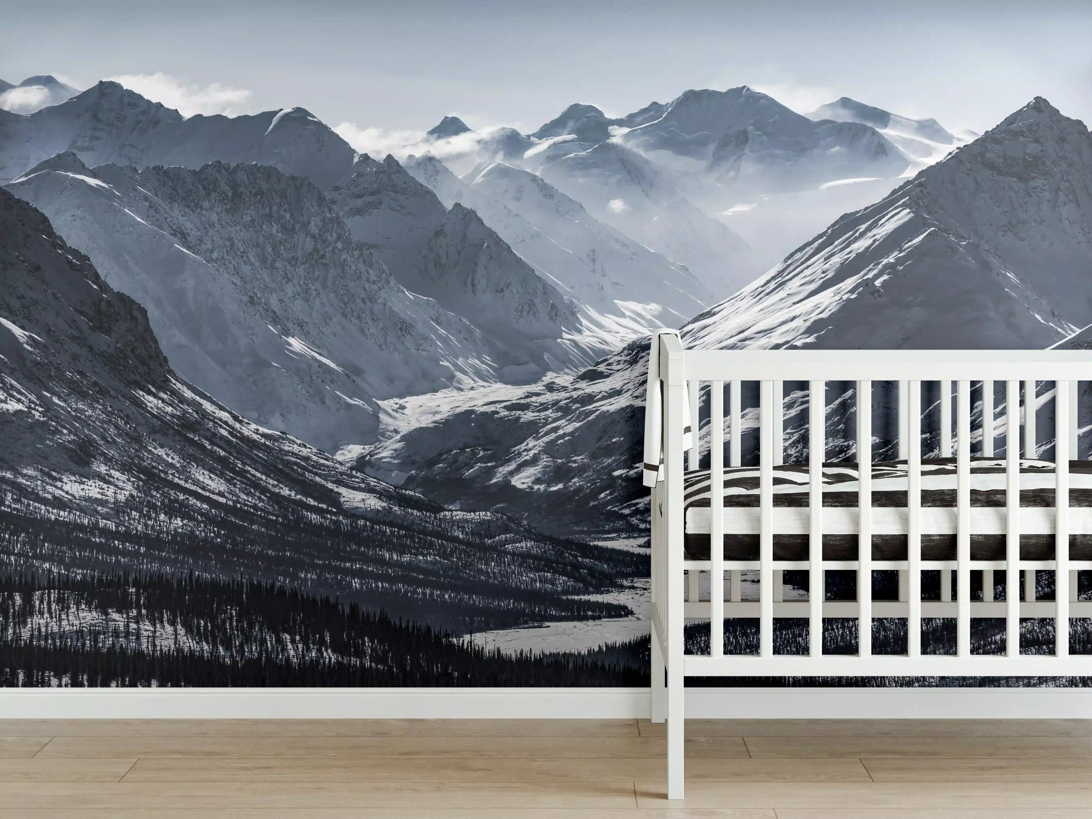Babyzimmer Wandgestaltung - Alaskas Bergwelt in Weiß-Grau