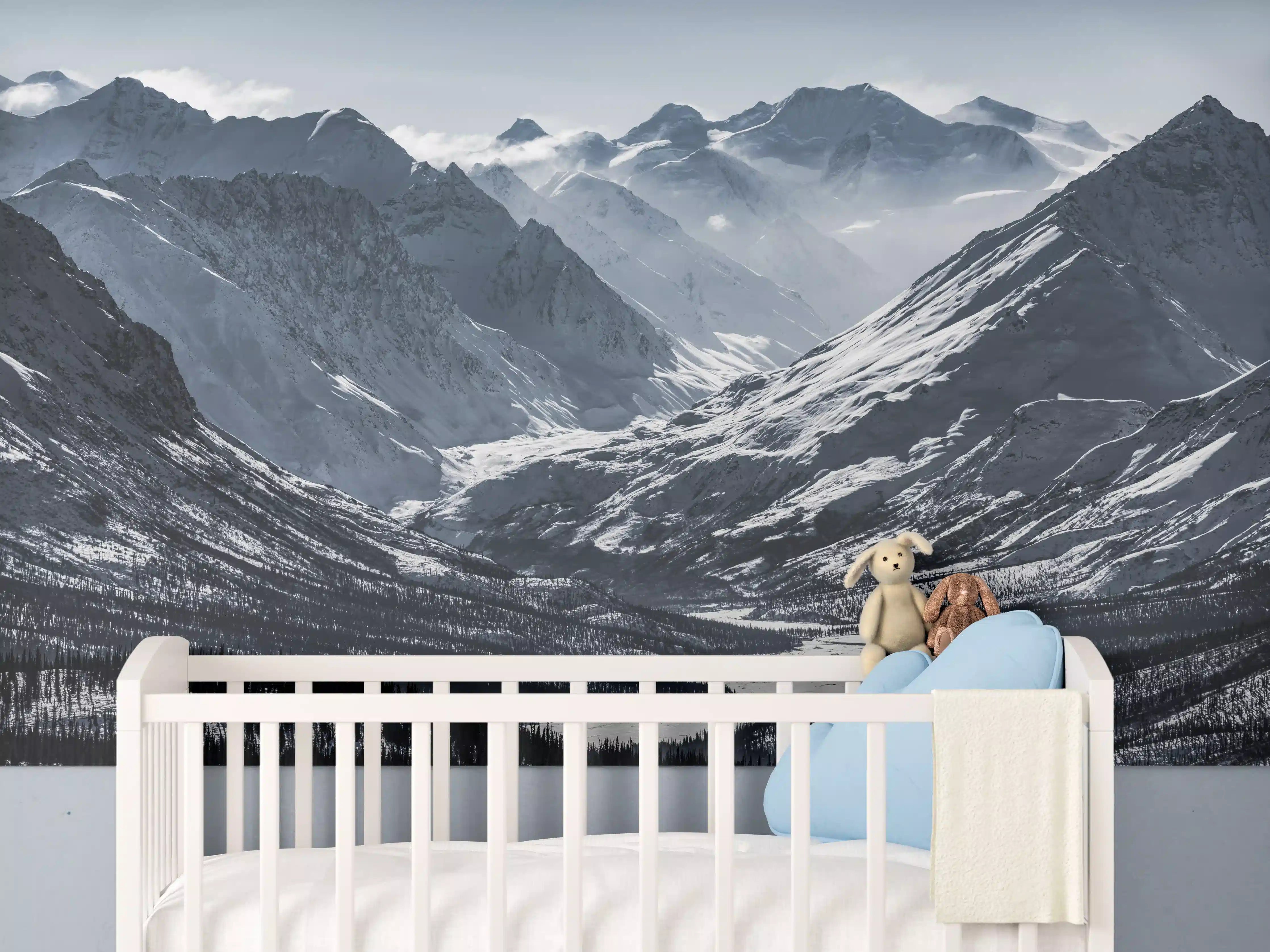 Babyzimmer Wandgestaltung - Alaskas Bergwelt in Weiß-Grau