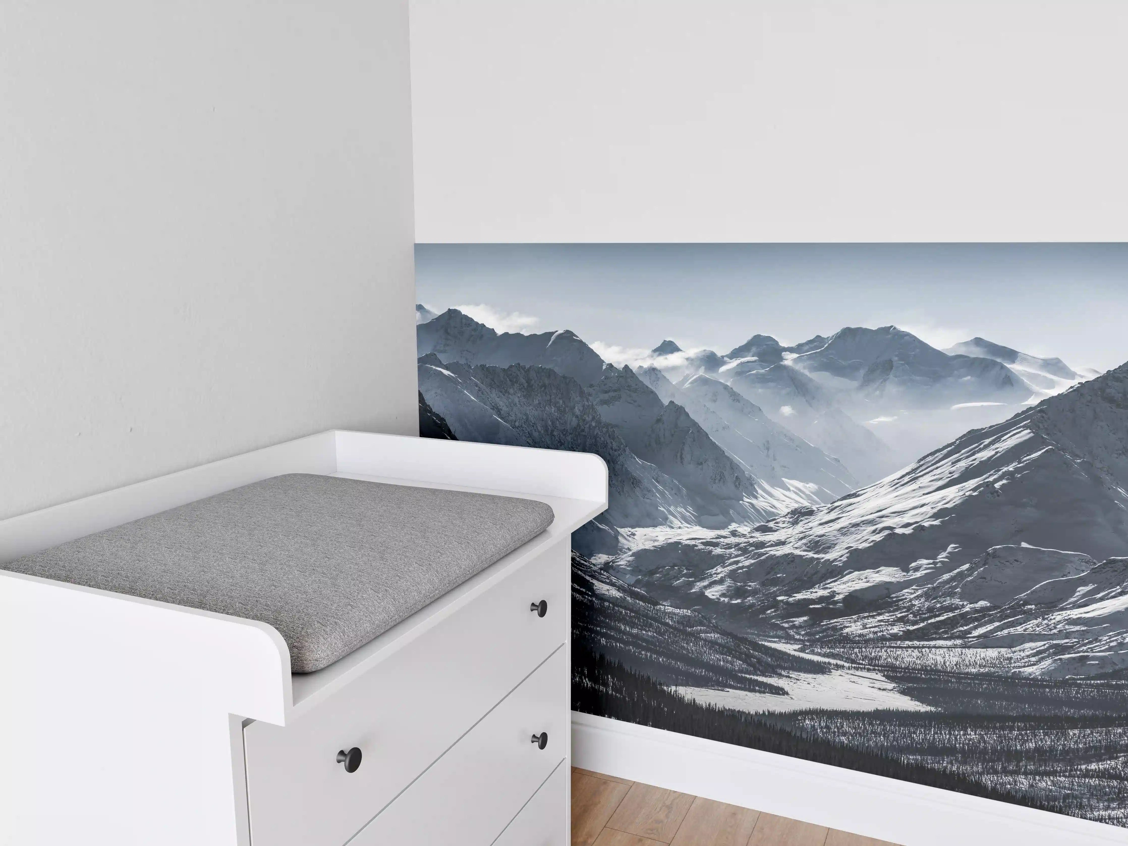 Babyzimmer Wandgestaltung - Alaskas Bergwelt in Weiß-Grau