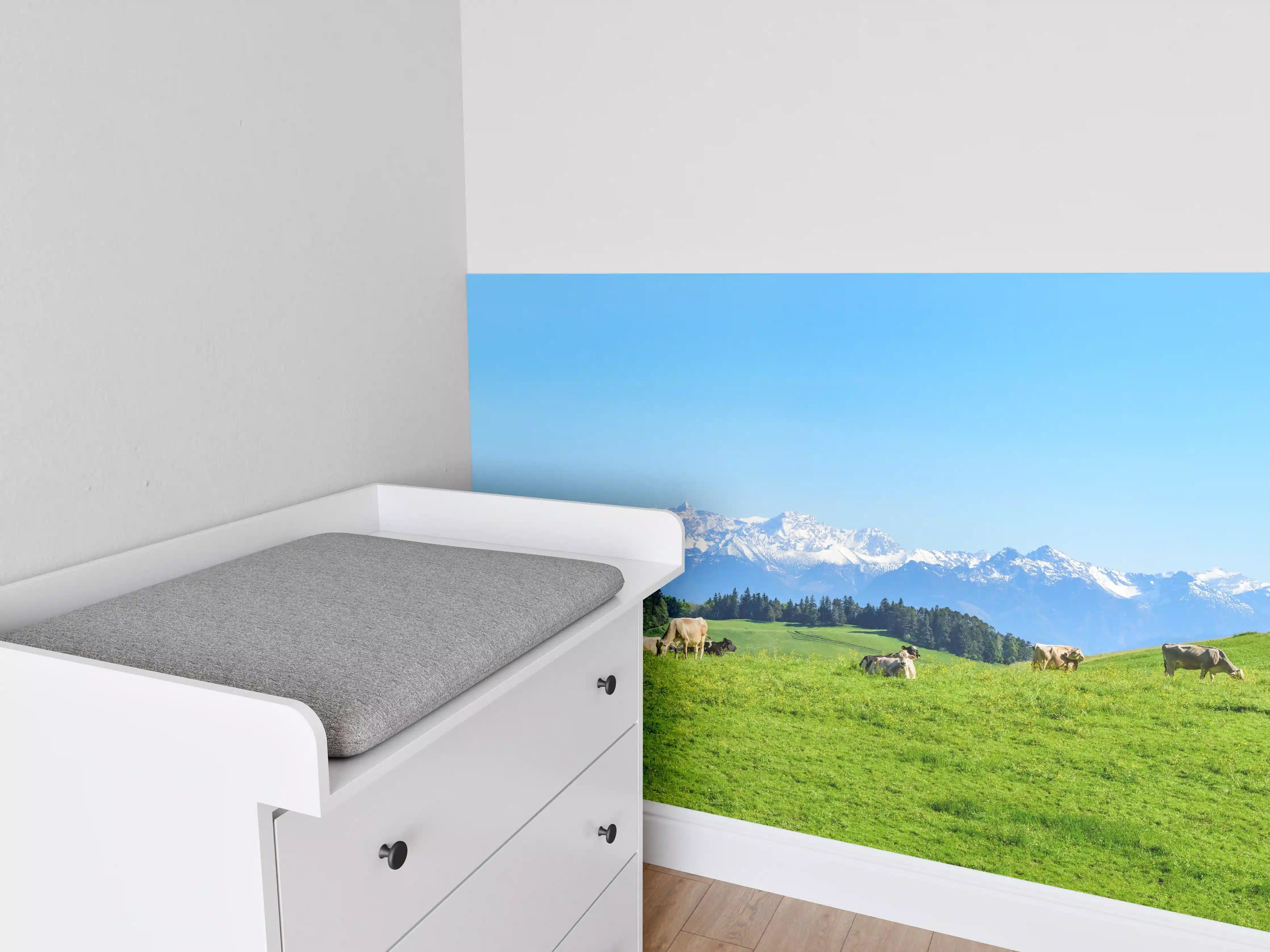 Babyzimmer Wandgestaltung - Almwiese mit Kühen und Alpenblick