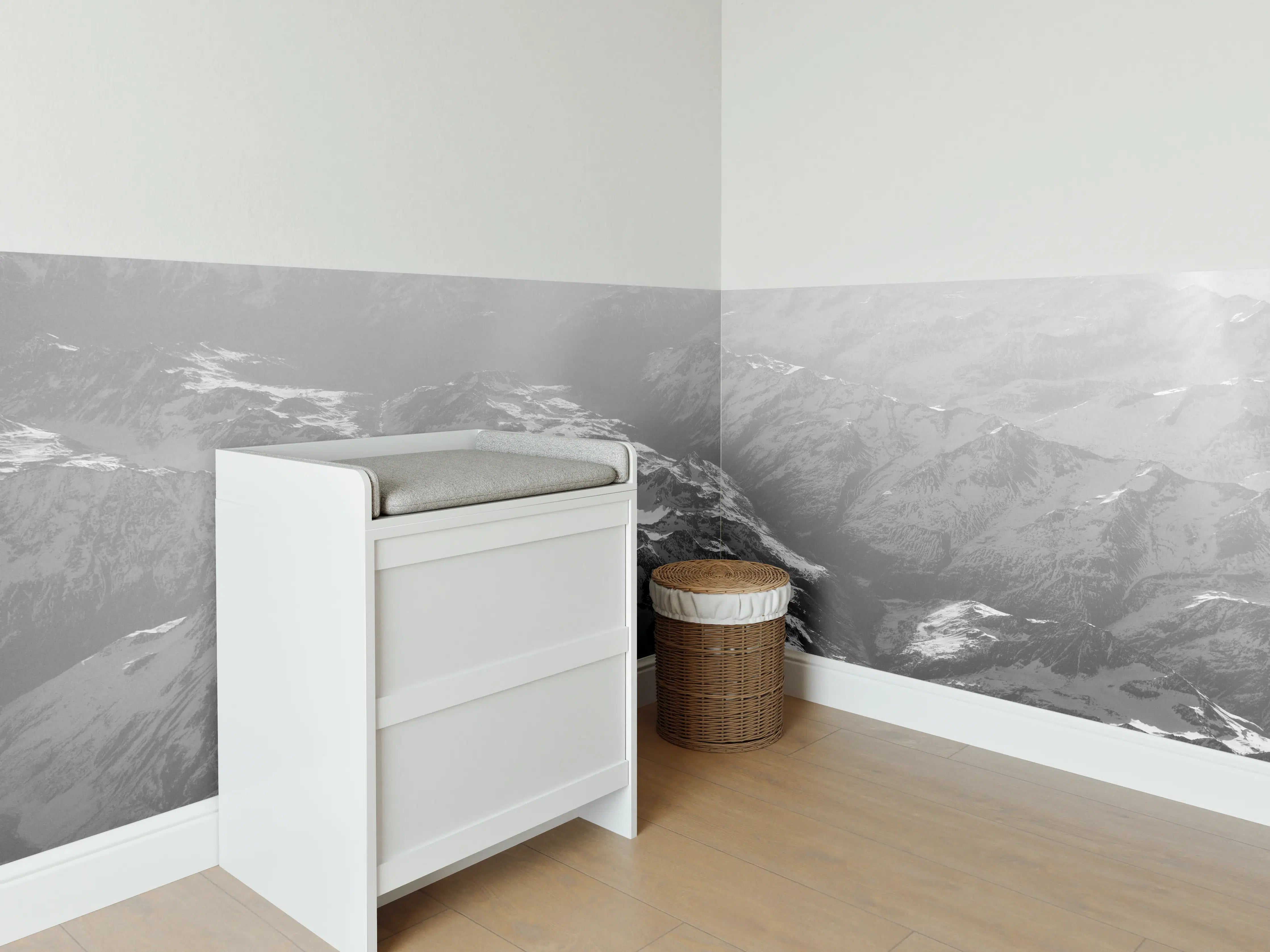 Babyzimmer Wandgestaltung - Alpenidylle in Schwarz-Weiß