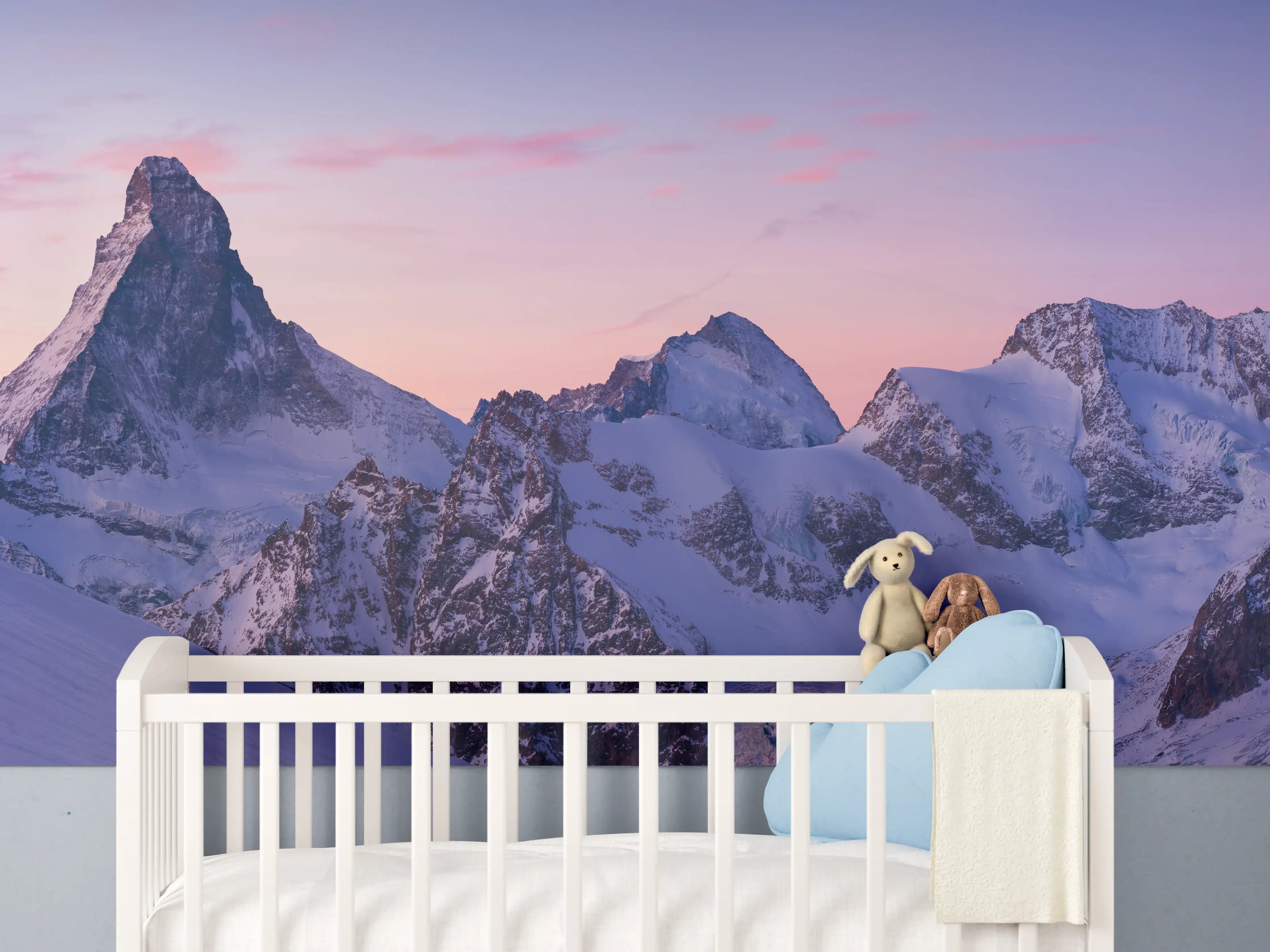 Babyzimmer Wandgestaltung - Alpenpanorama Sonnenuntergang Weiß-Rosa