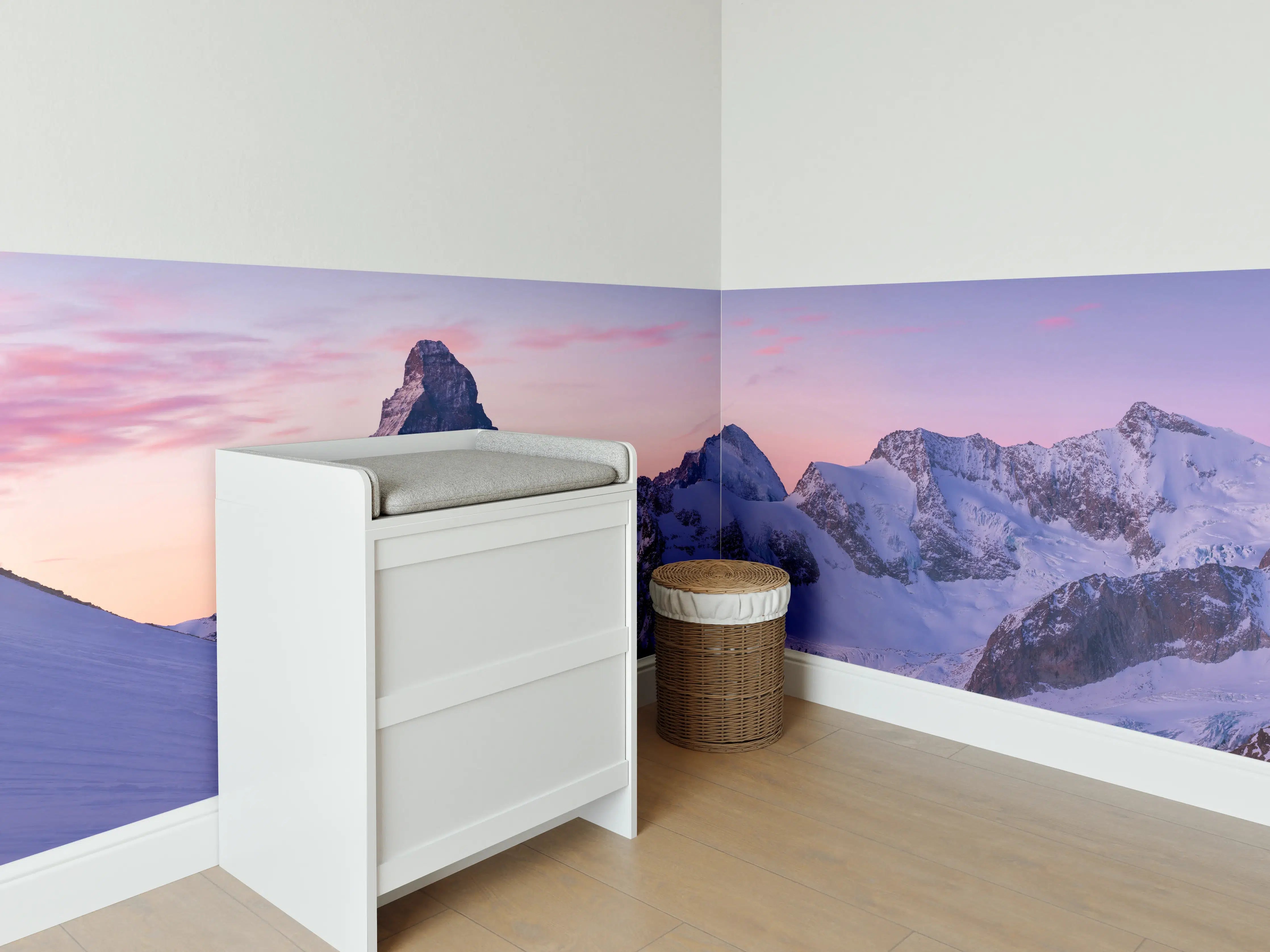 Babyzimmer Wandgestaltung - Alpenpanorama Sonnenuntergang Weiß-Rosa