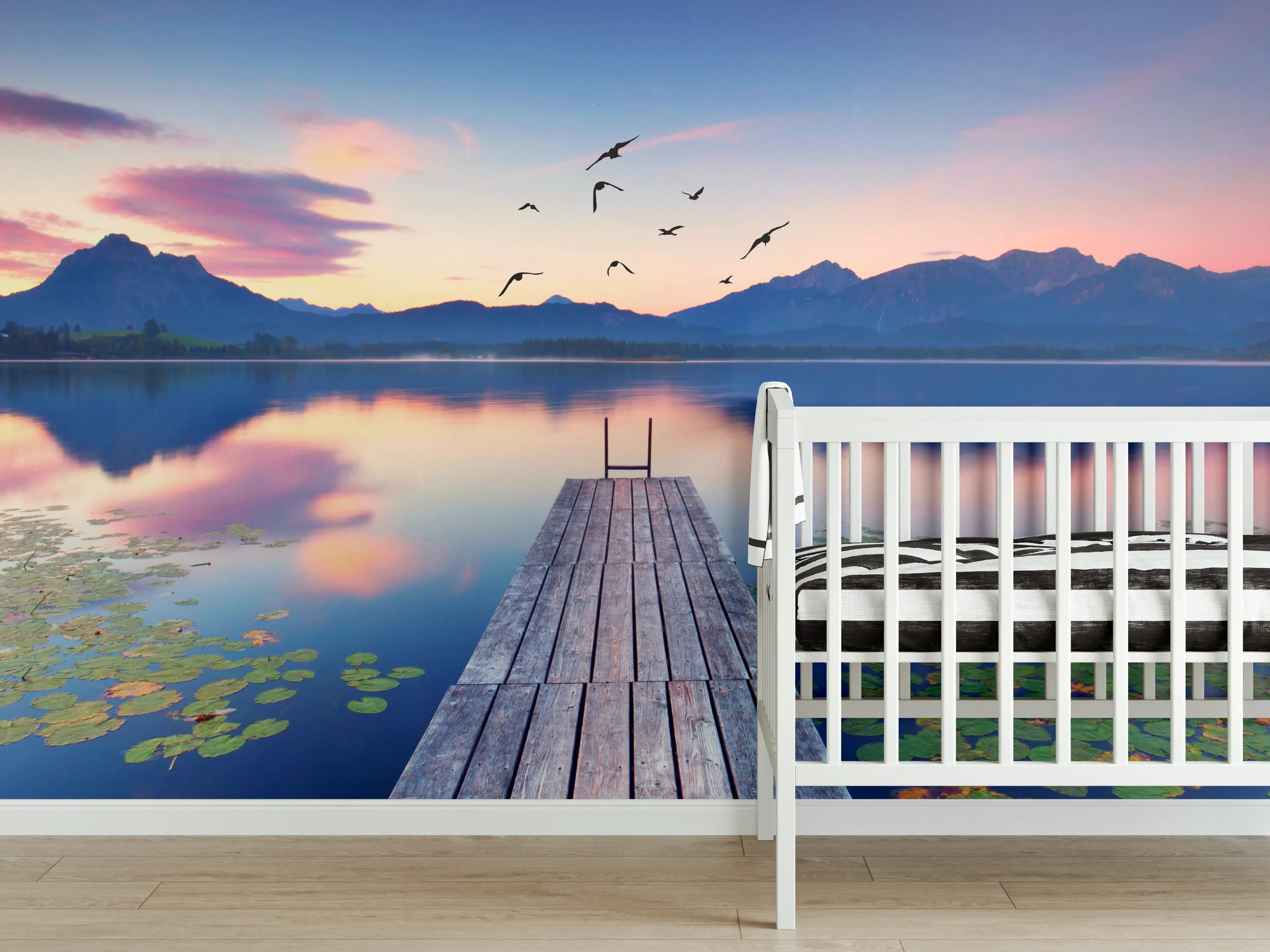 Babyzimmer Wandgestaltung - Alpensee mit Seerosen