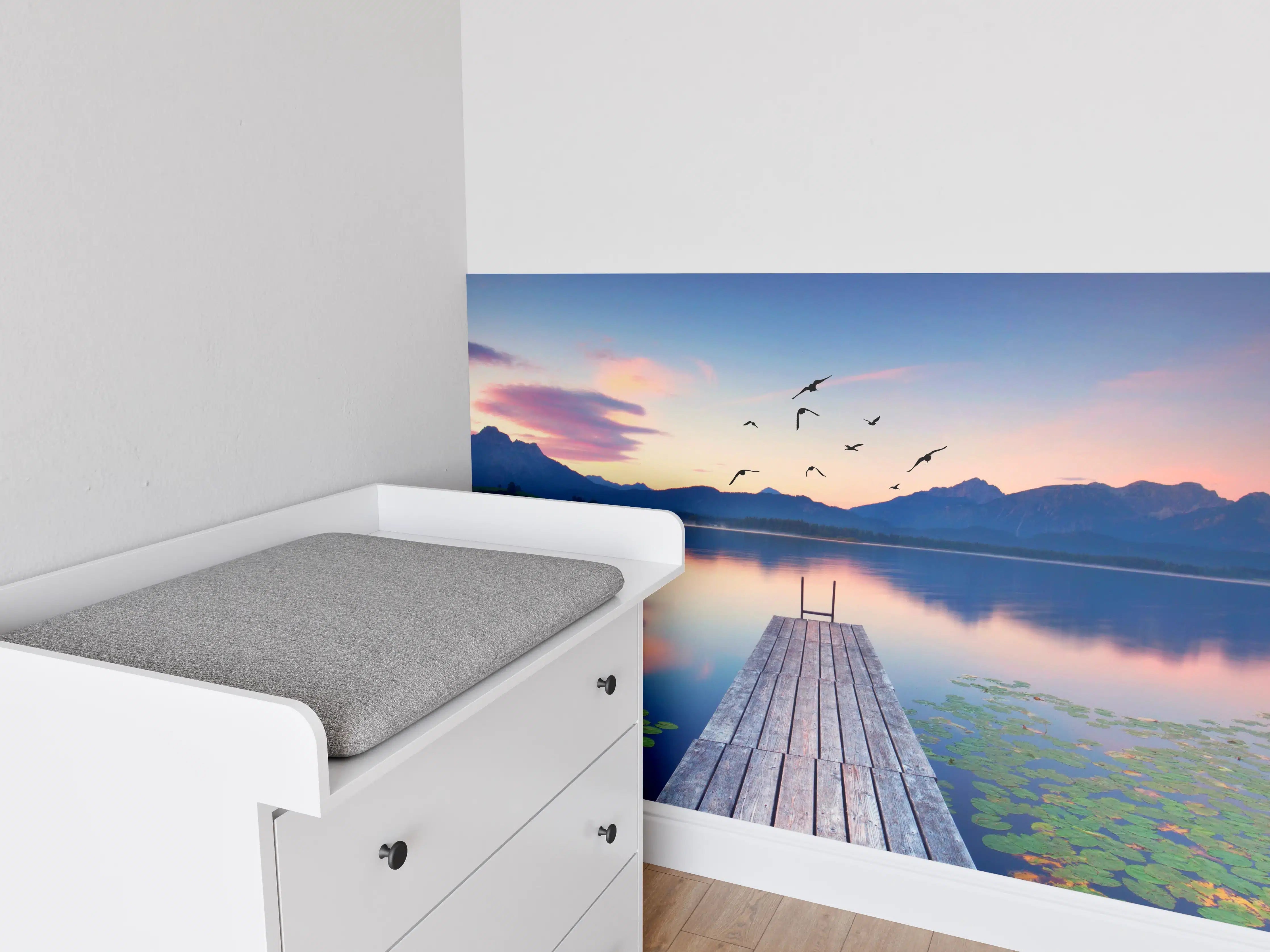 Babyzimmer Wandgestaltung - Alpensee mit Seerosen