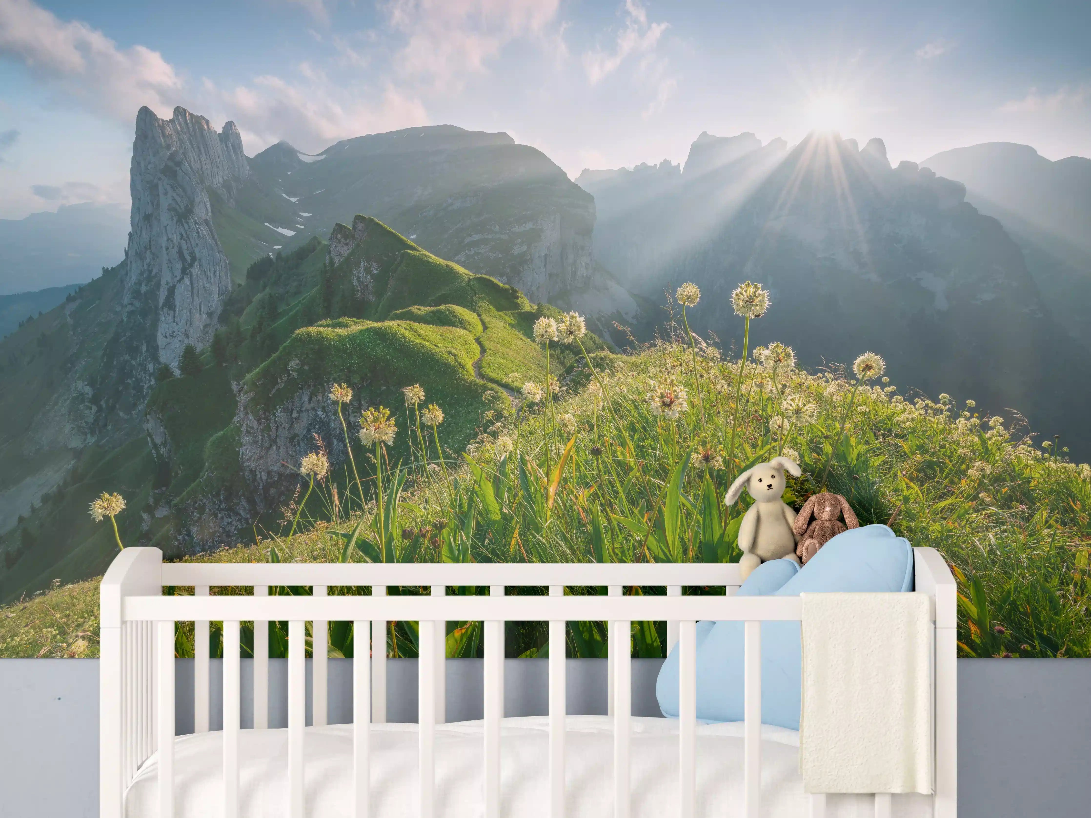 Babyzimmer Wandgestaltung - Alpenwiesen im Sommerlicht
