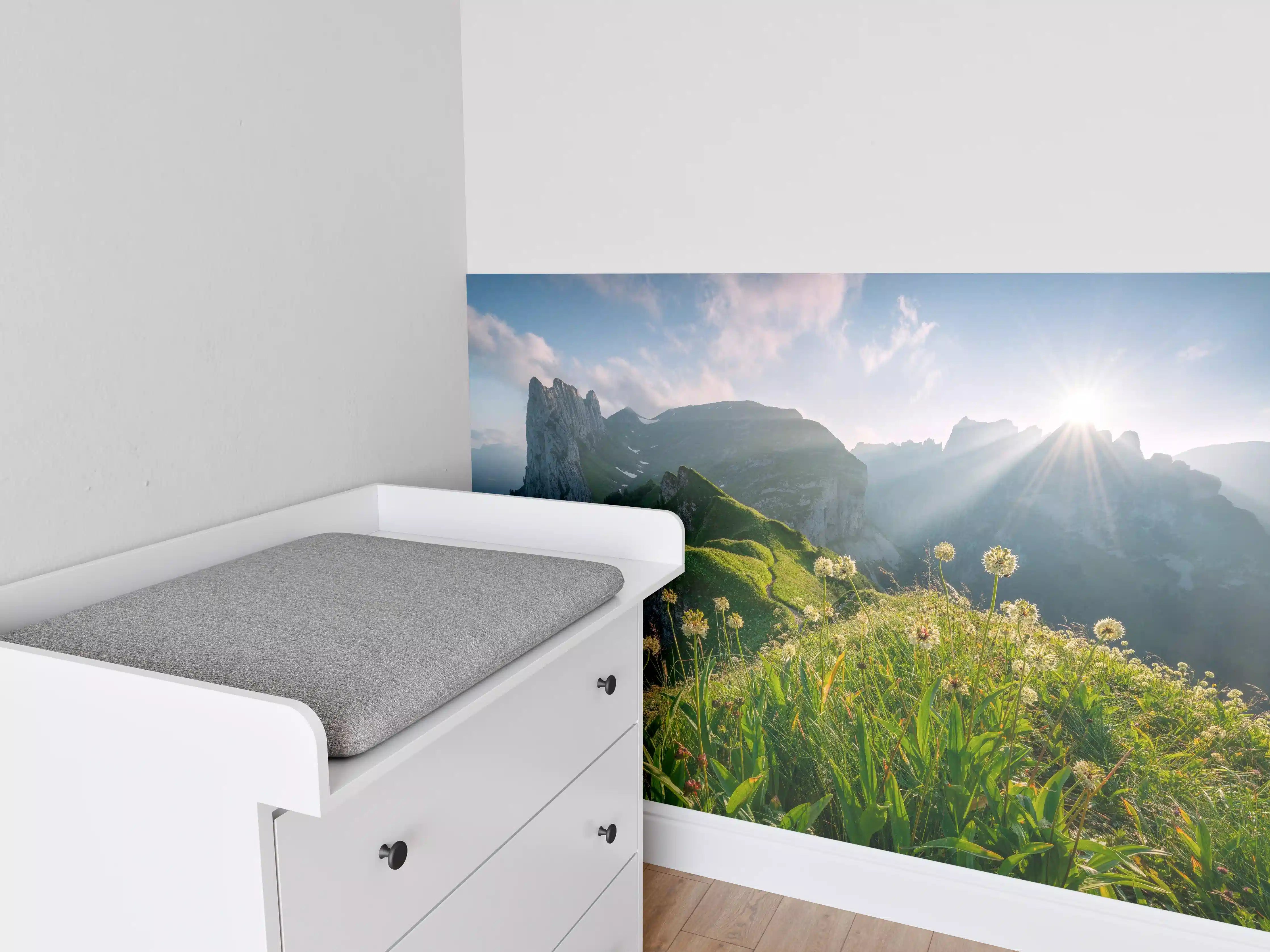 Babyzimmer Wandgestaltung - Alpenwiesen im Sommerlicht