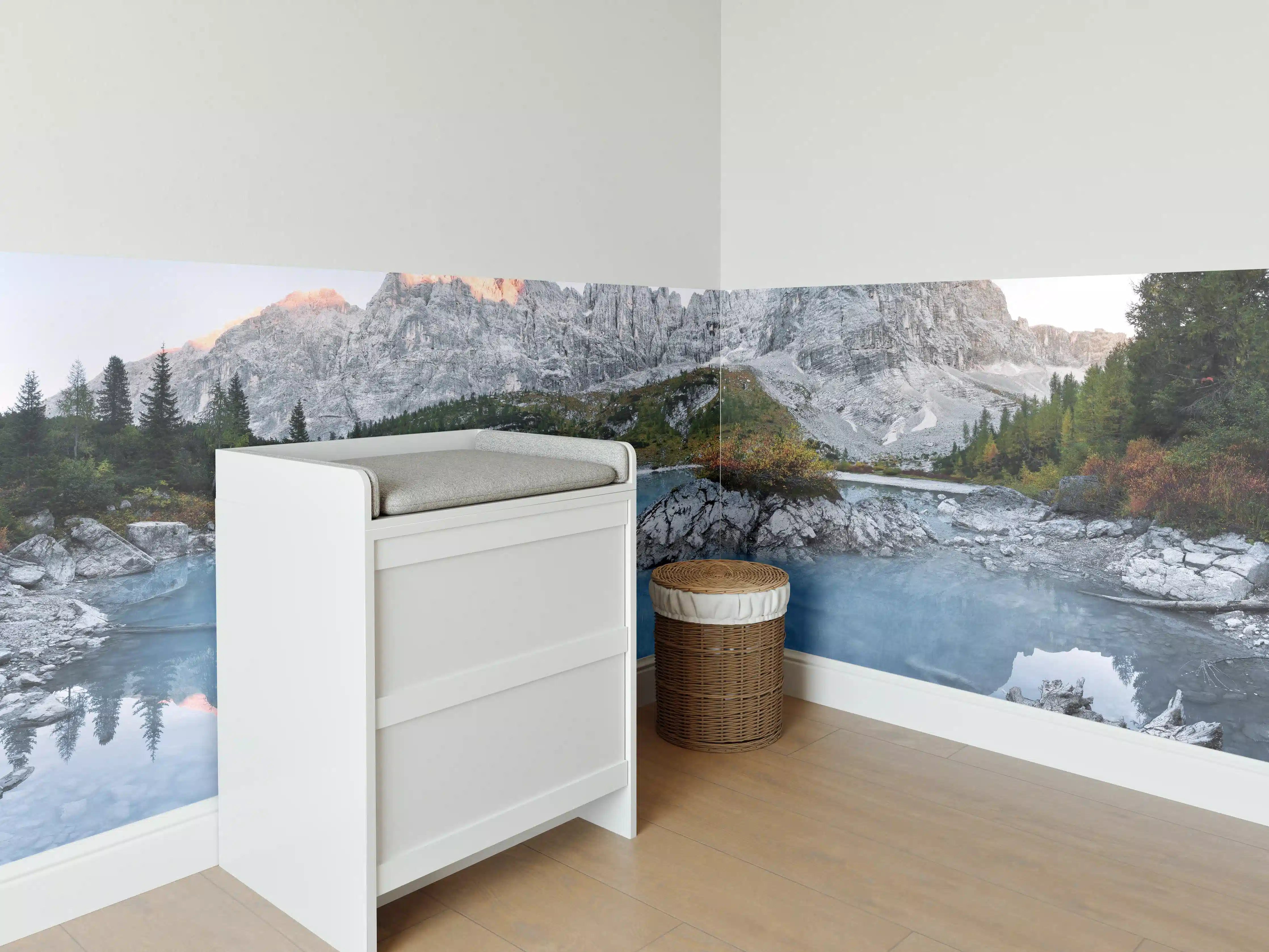 Babyzimmer Wandgestaltung - Alpine Seenlandschaft in Abenddämmerung