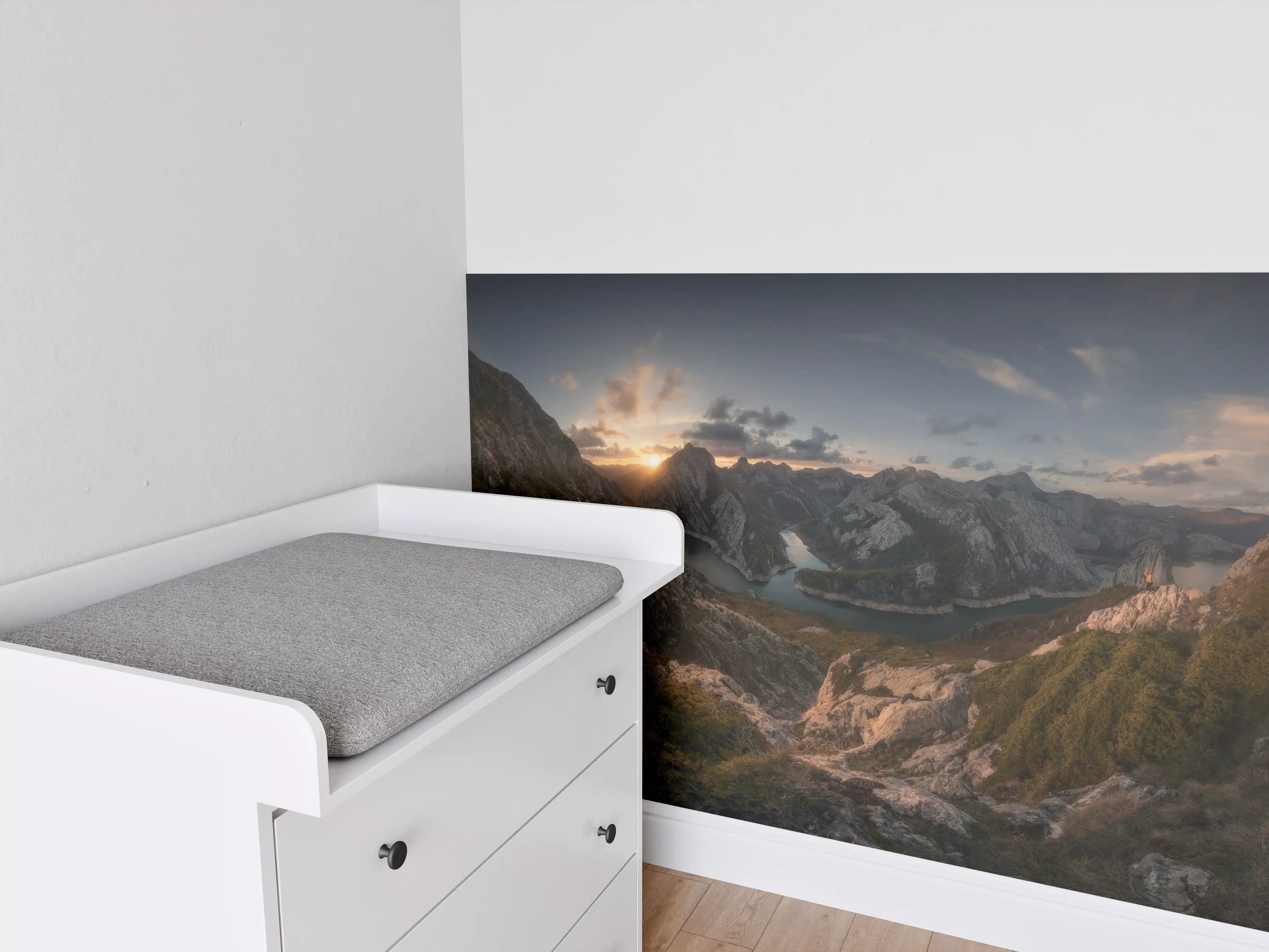 Babyzimmer Wandgestaltung - Alpines Morgenrot am Bergsee