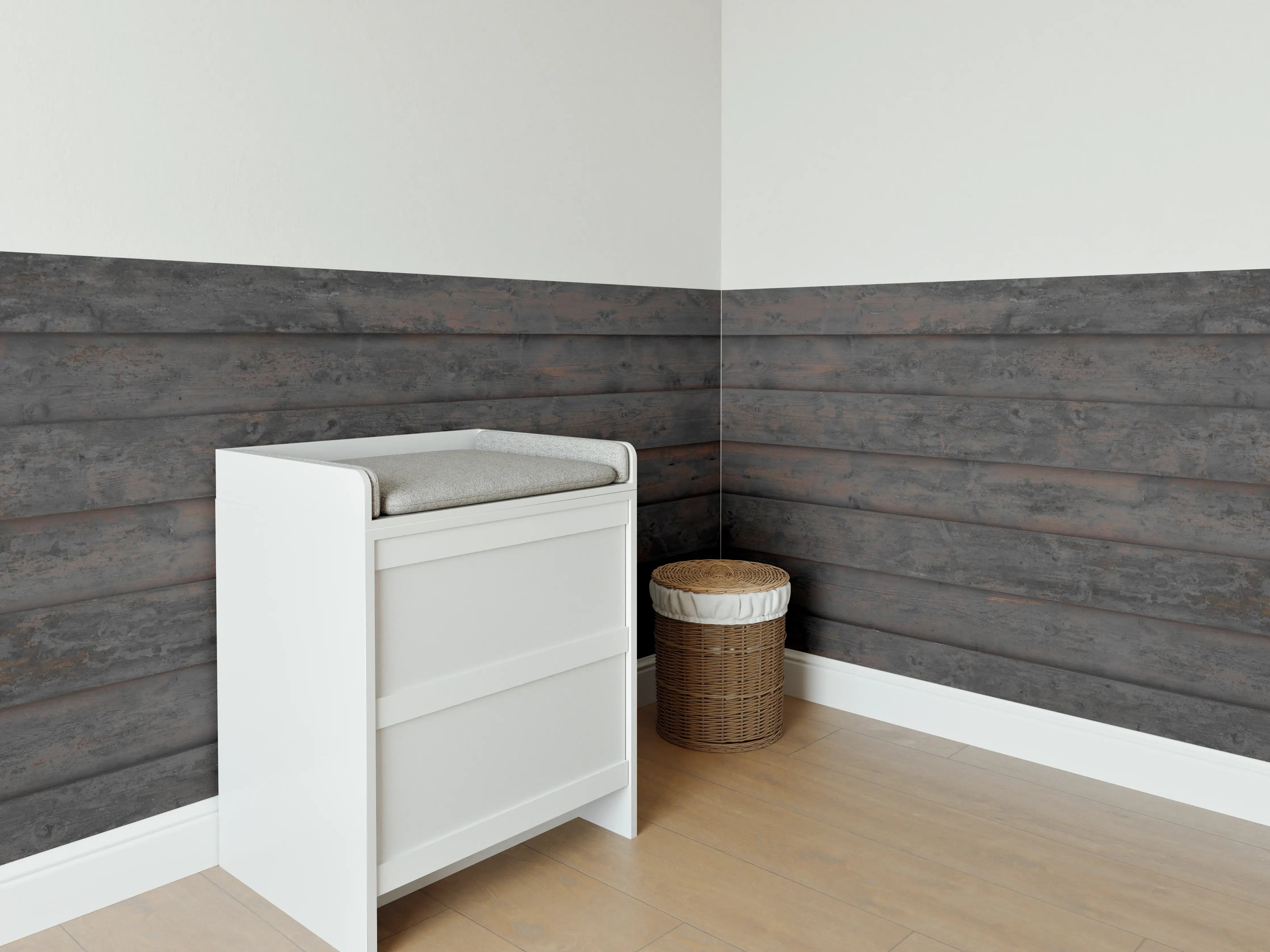 Babyzimmer Wandgestaltung - Alt braun lackierte Holzbretter