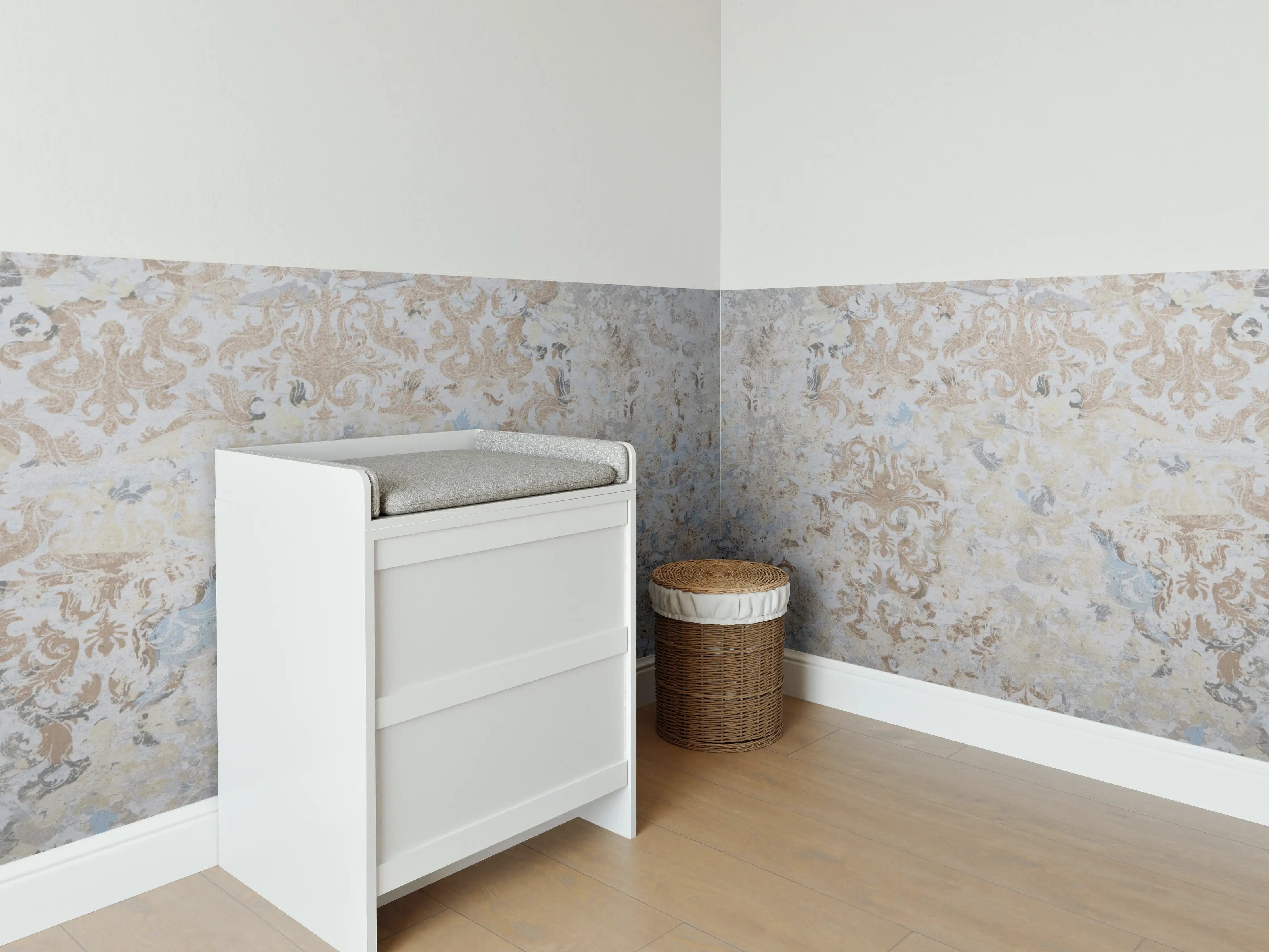 Babyzimmer Wandgestaltung - Alte grau braune Vintage Fliesen