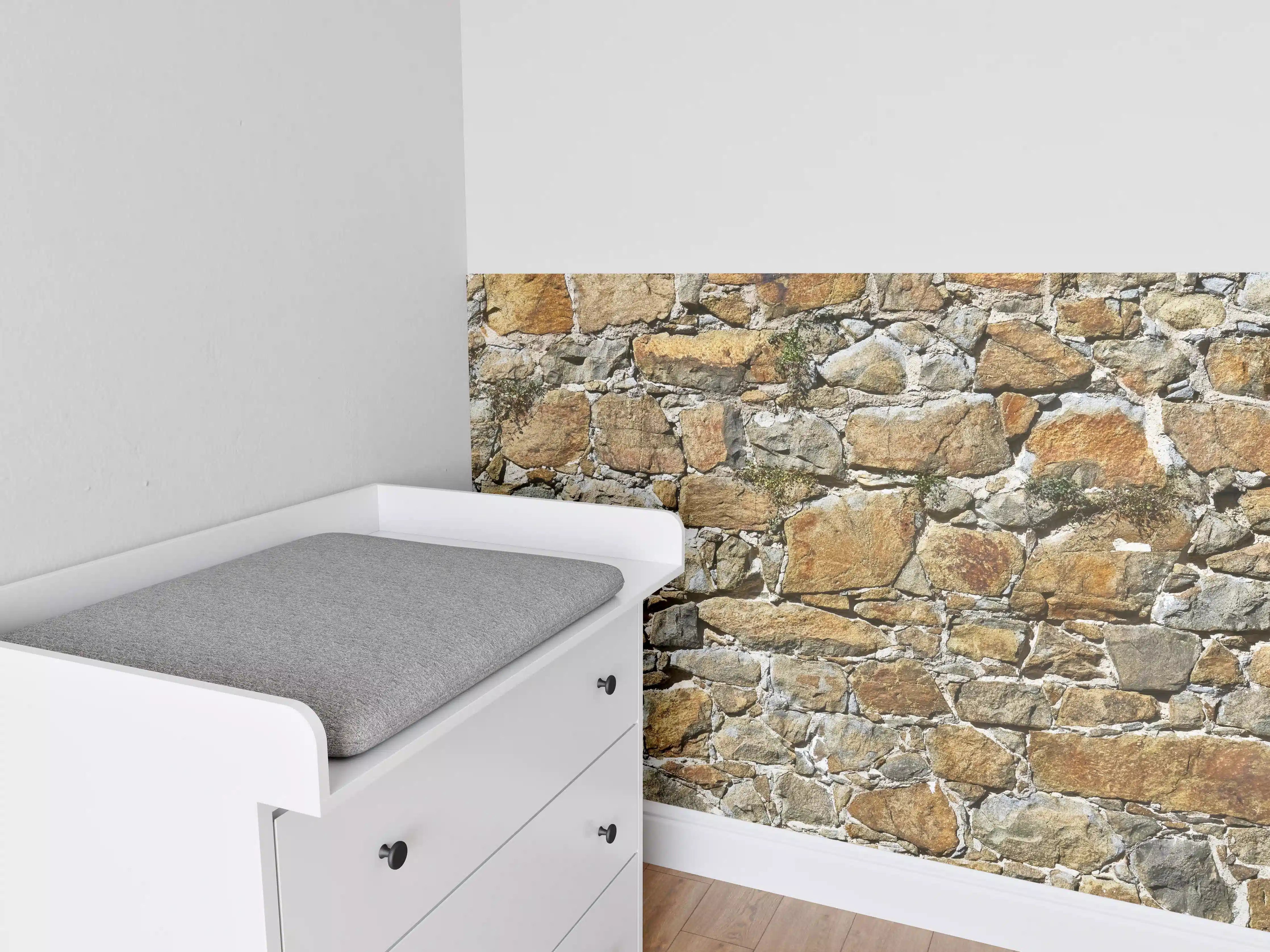 Babyzimmer Wandgestaltung - Alte unverputzte Burgmauer