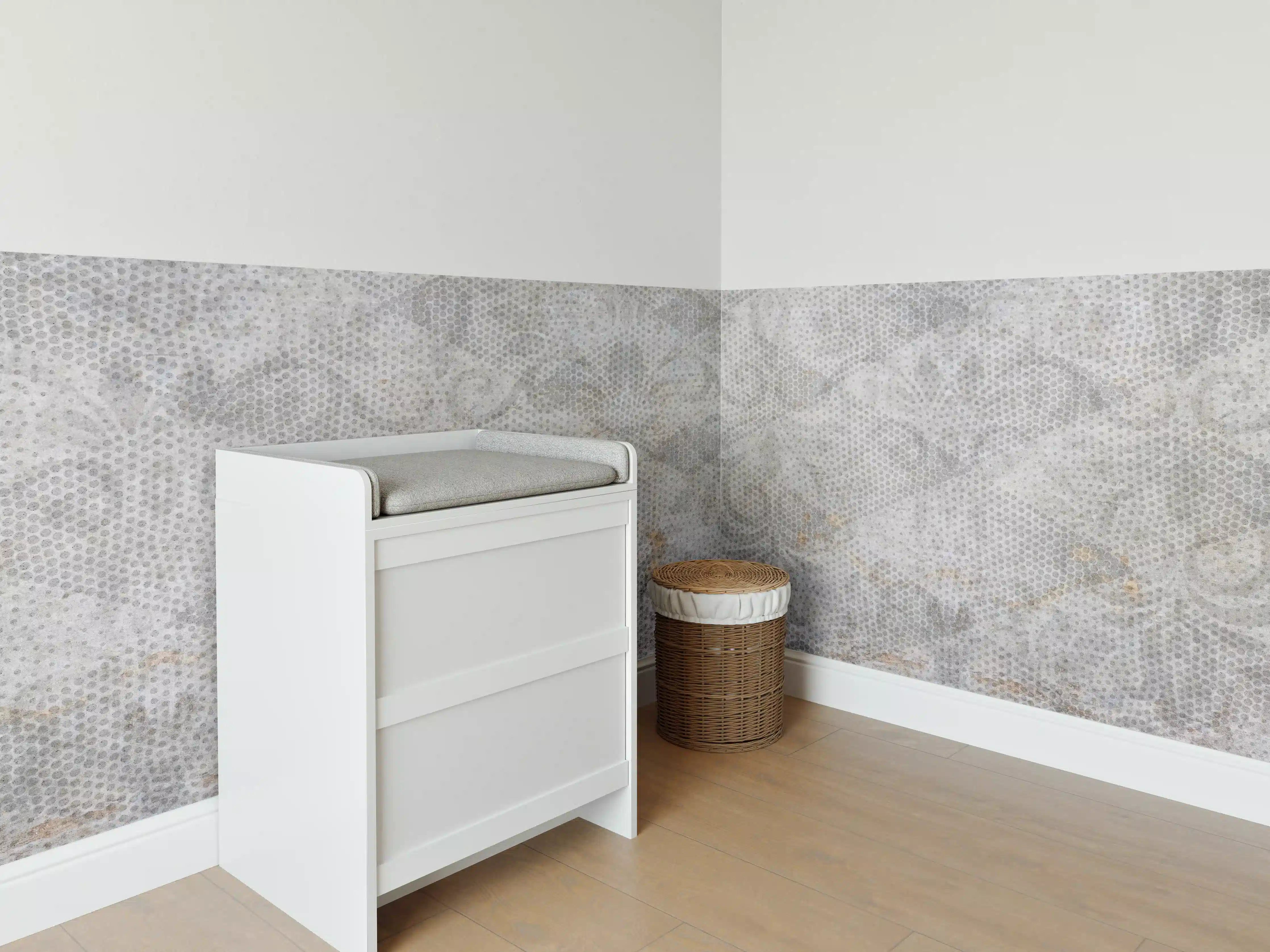 Babyzimmer Wandgestaltung - Alte weiße befleckte Tapete