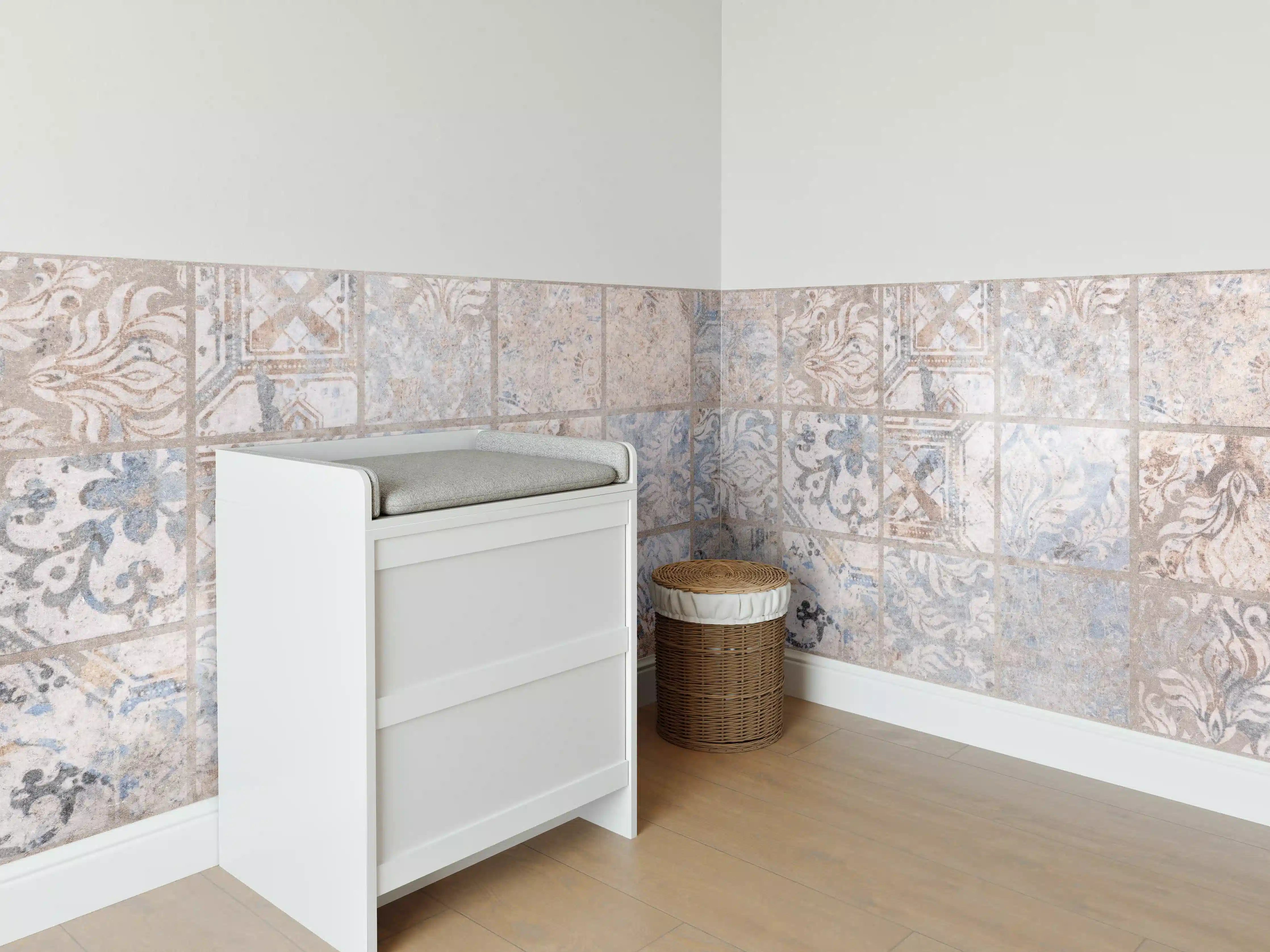 Babyzimmer Wandgestaltung - Altes blau-braun Patchwork Motiv