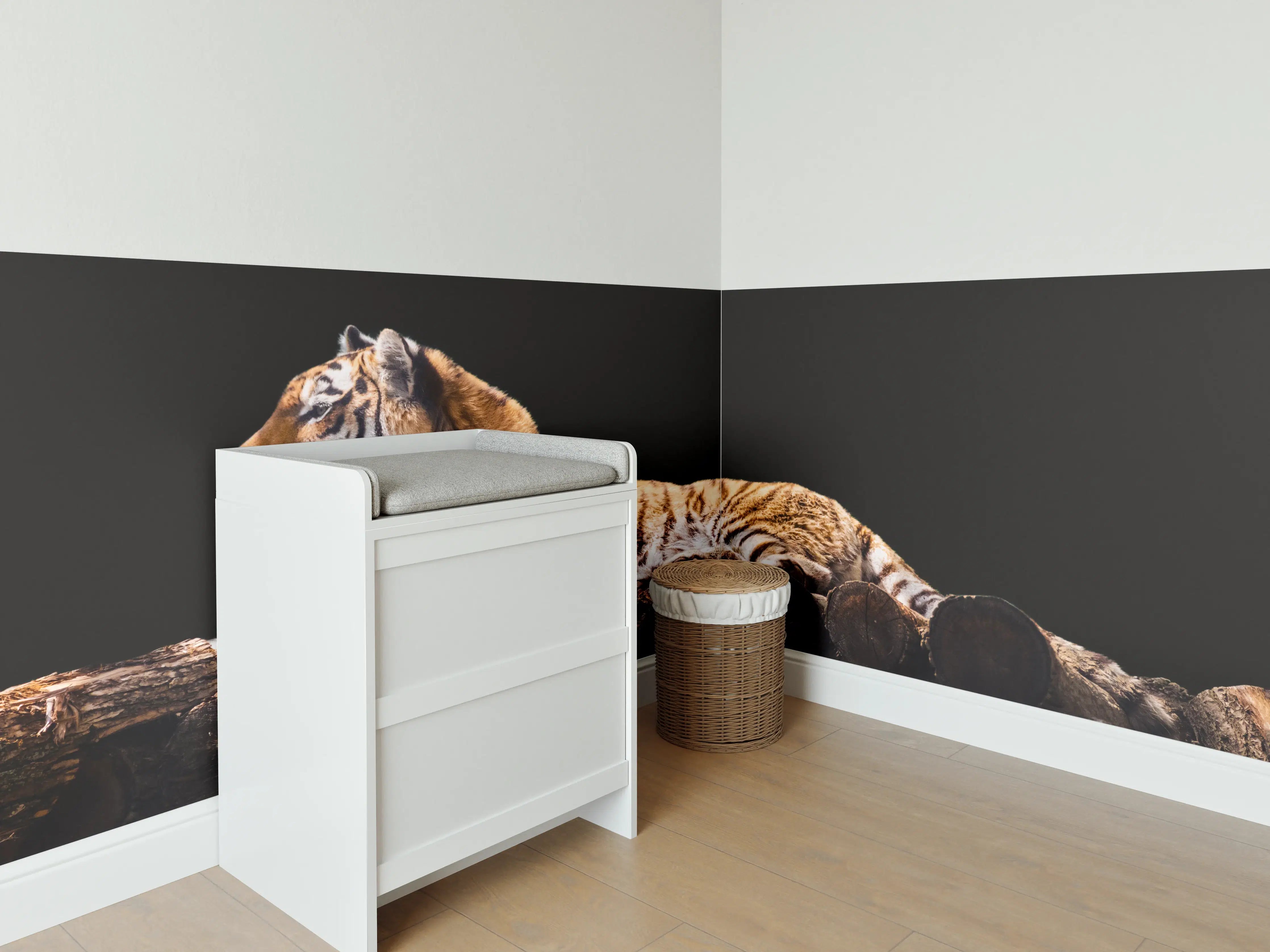 Babyzimmer Wandgestaltung - Amurtiger liegend auf Holzdeck mit Schwarzem Hintergrund